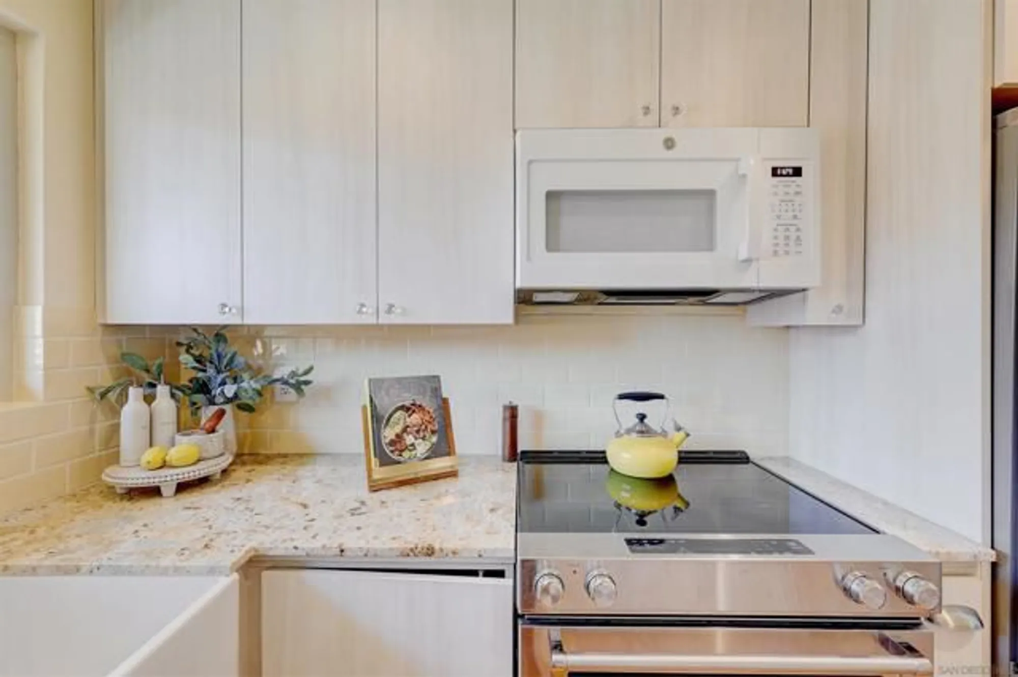 Property Slideshow image 12 of 48 | 1982 fairlee dr, Encinitas, CA, 92024