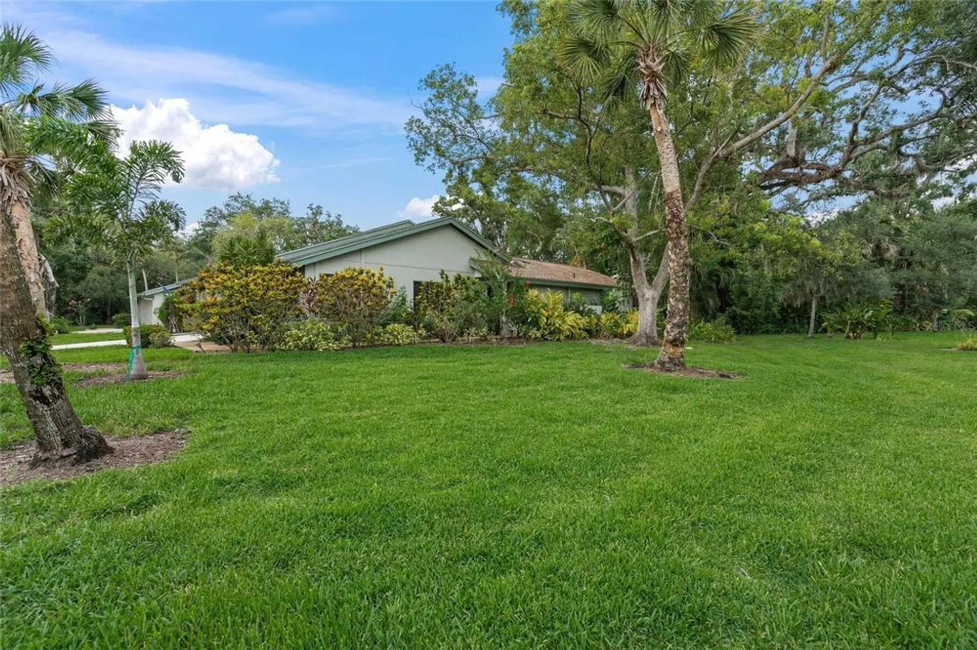 Property Slideshow image 3 of 43 | 4637 willow wood cir 44, Sarasota, FL, 34241