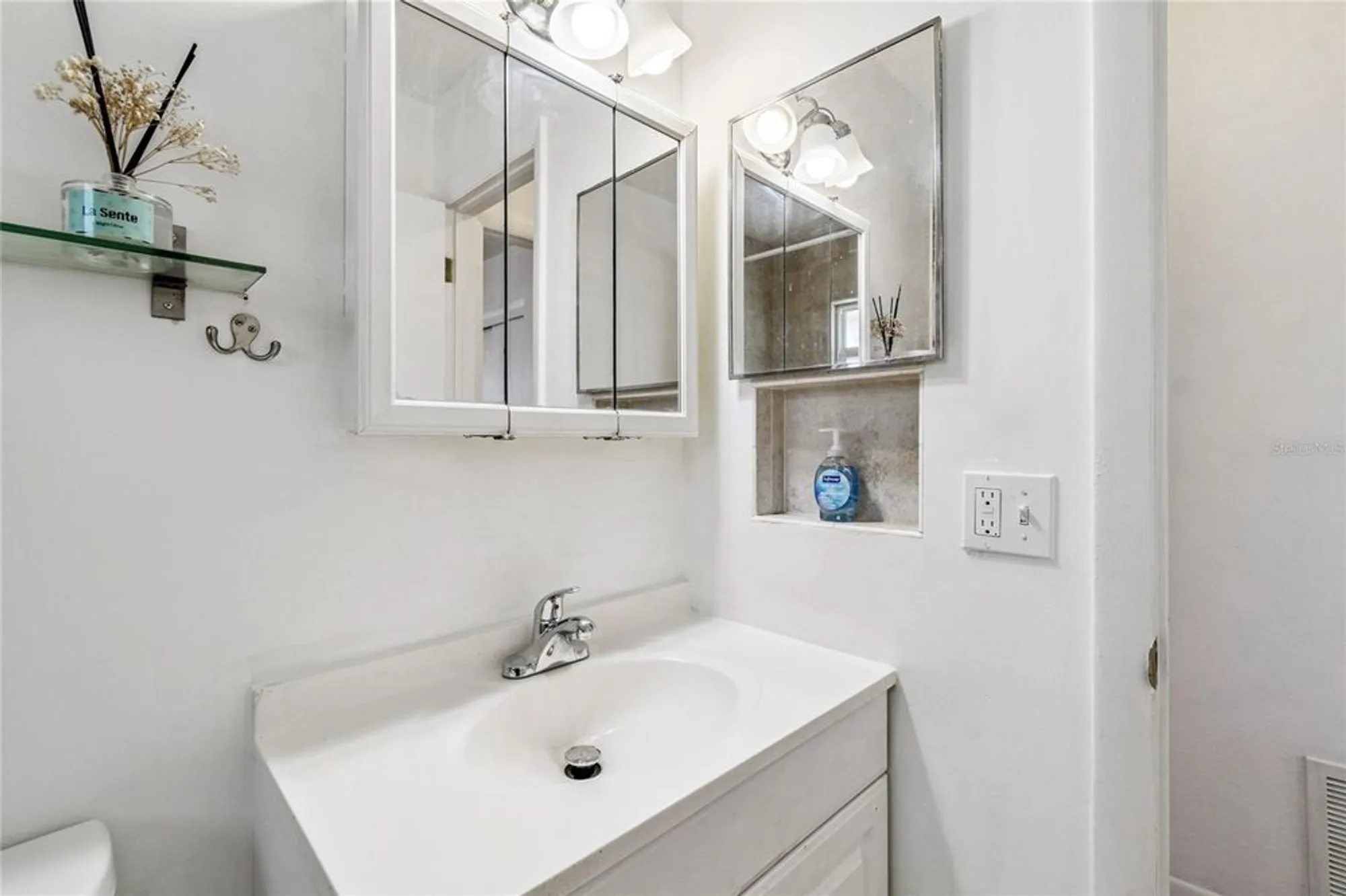 Property Slideshow image 12 of 28 | 5122 iris dr n # 12, Pinellas Park, FL, 33782