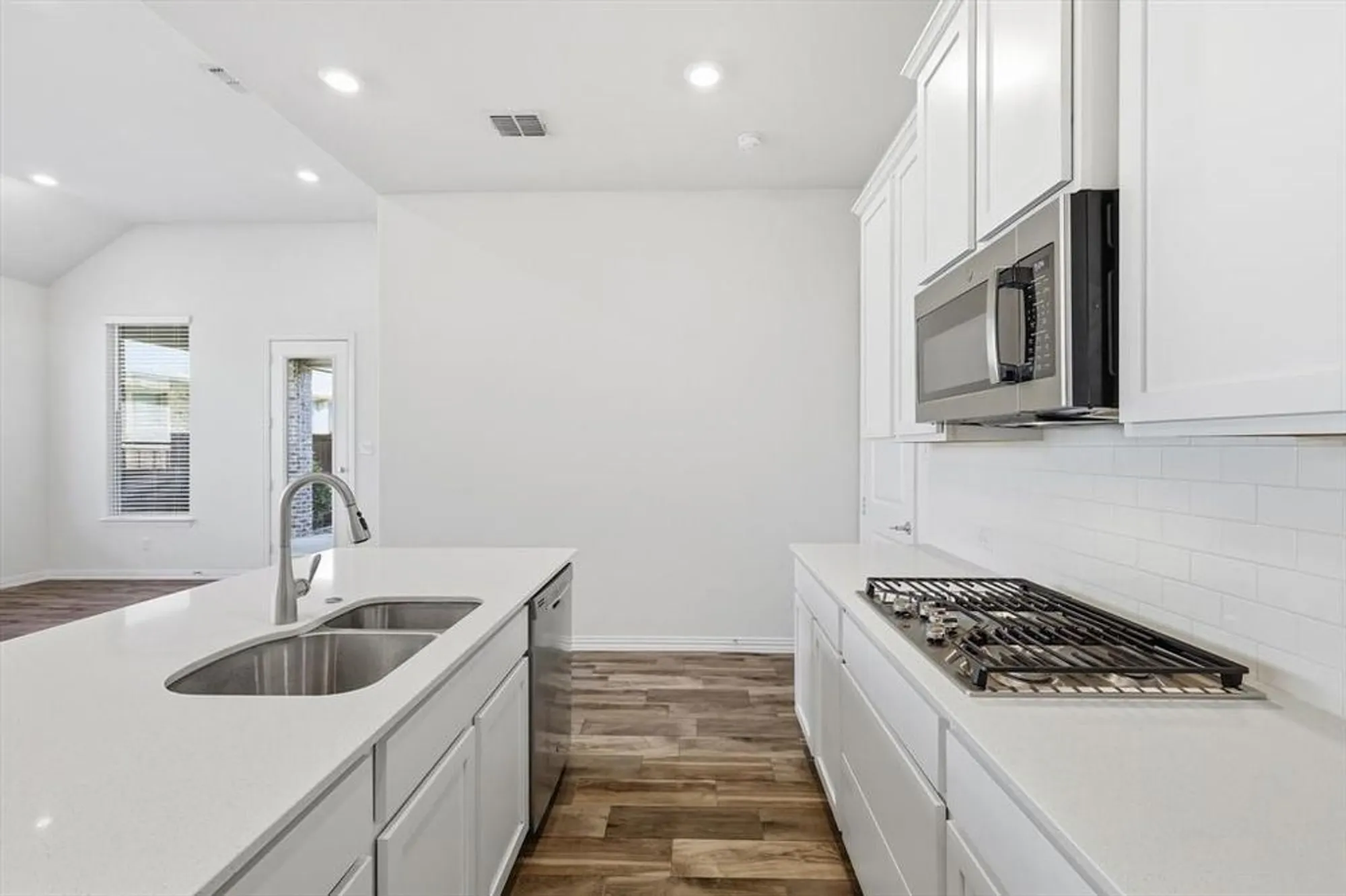 Property Slideshow image 15 of 40 | 4826 forest crest pkwy, Arlington, TX, 76005