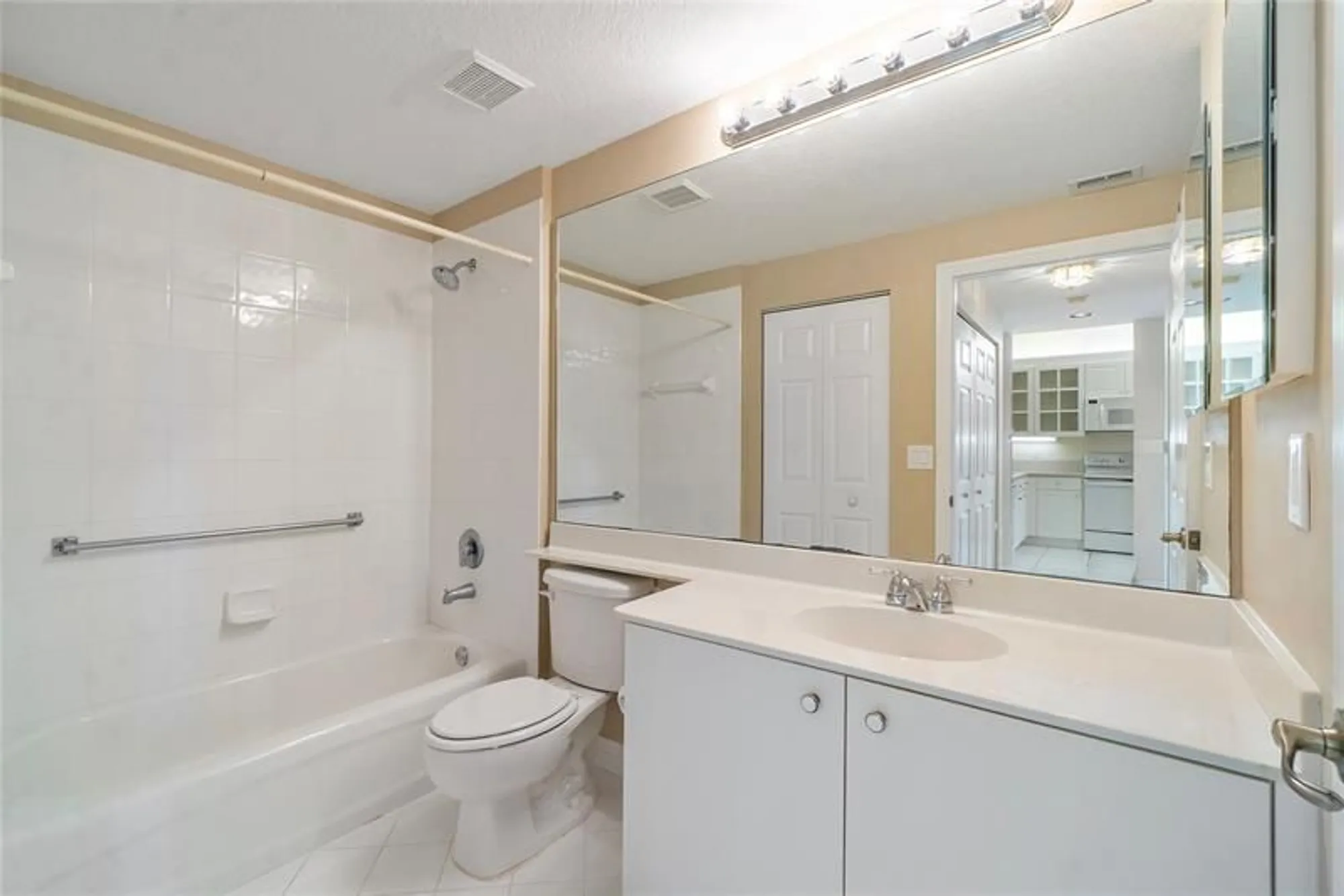 Property Slideshow image 14 of 18 | 7611 southampton ter apt 405a, Tamarac, FL, 33321