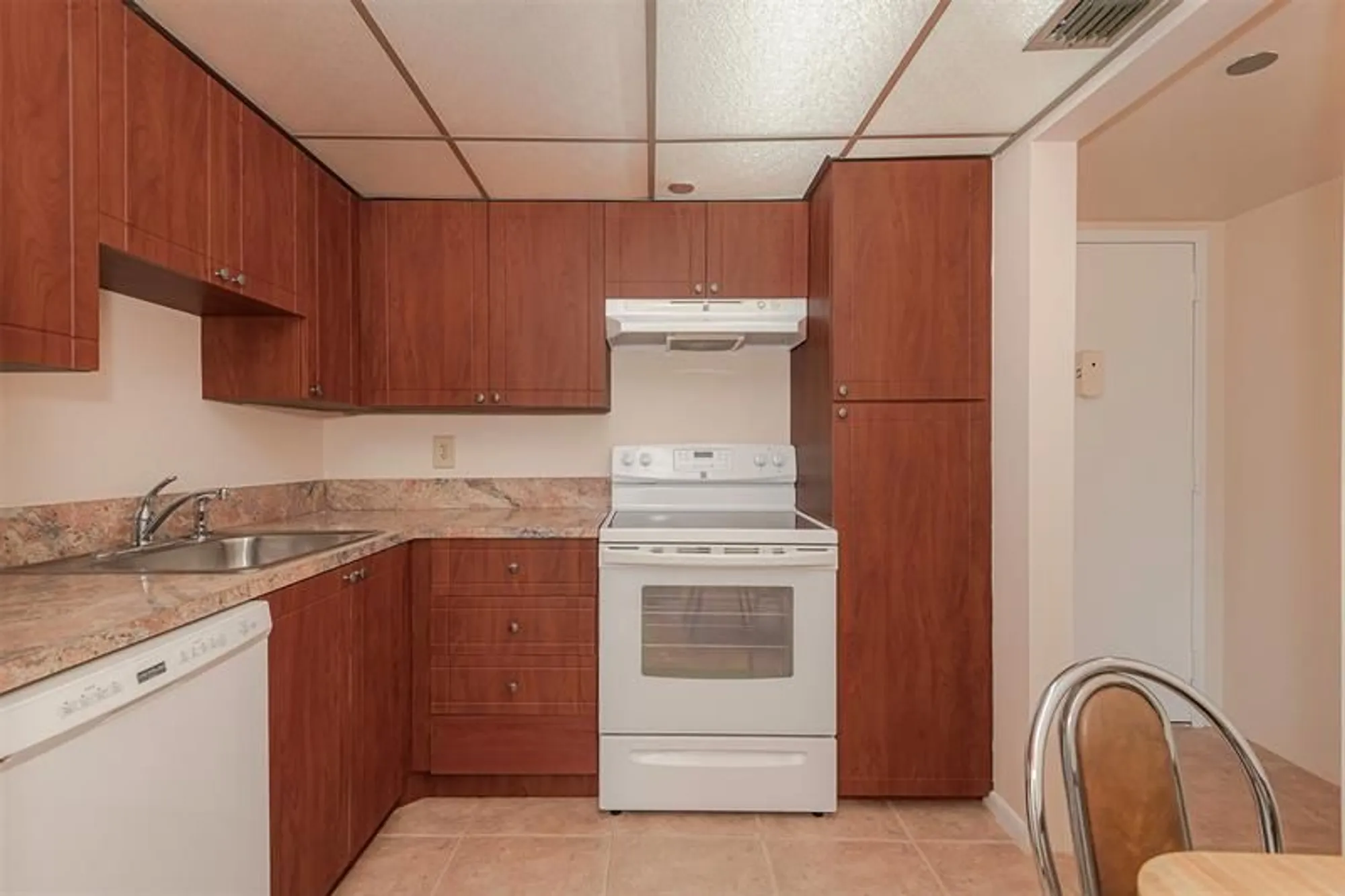 Property Slideshow image 16 of 30 | 1000 saint charles pl 220, Pembroke Pines, FL, 33026