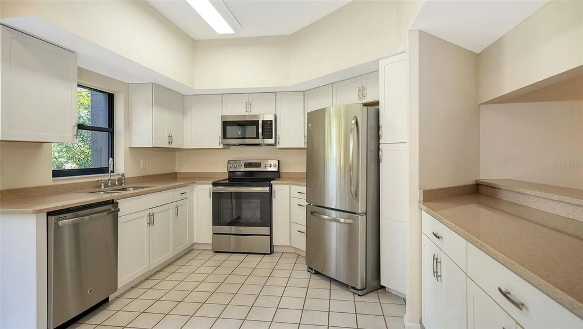 Property Slideshow image 13 of 72 | 1603 starling dr # 101, Sarasota, FL, 34231