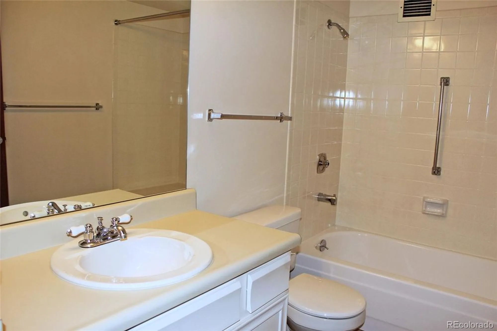 Property Slideshow image 12 of 21 | 14000 e linvale pl 310, Aurora, CO, 80014