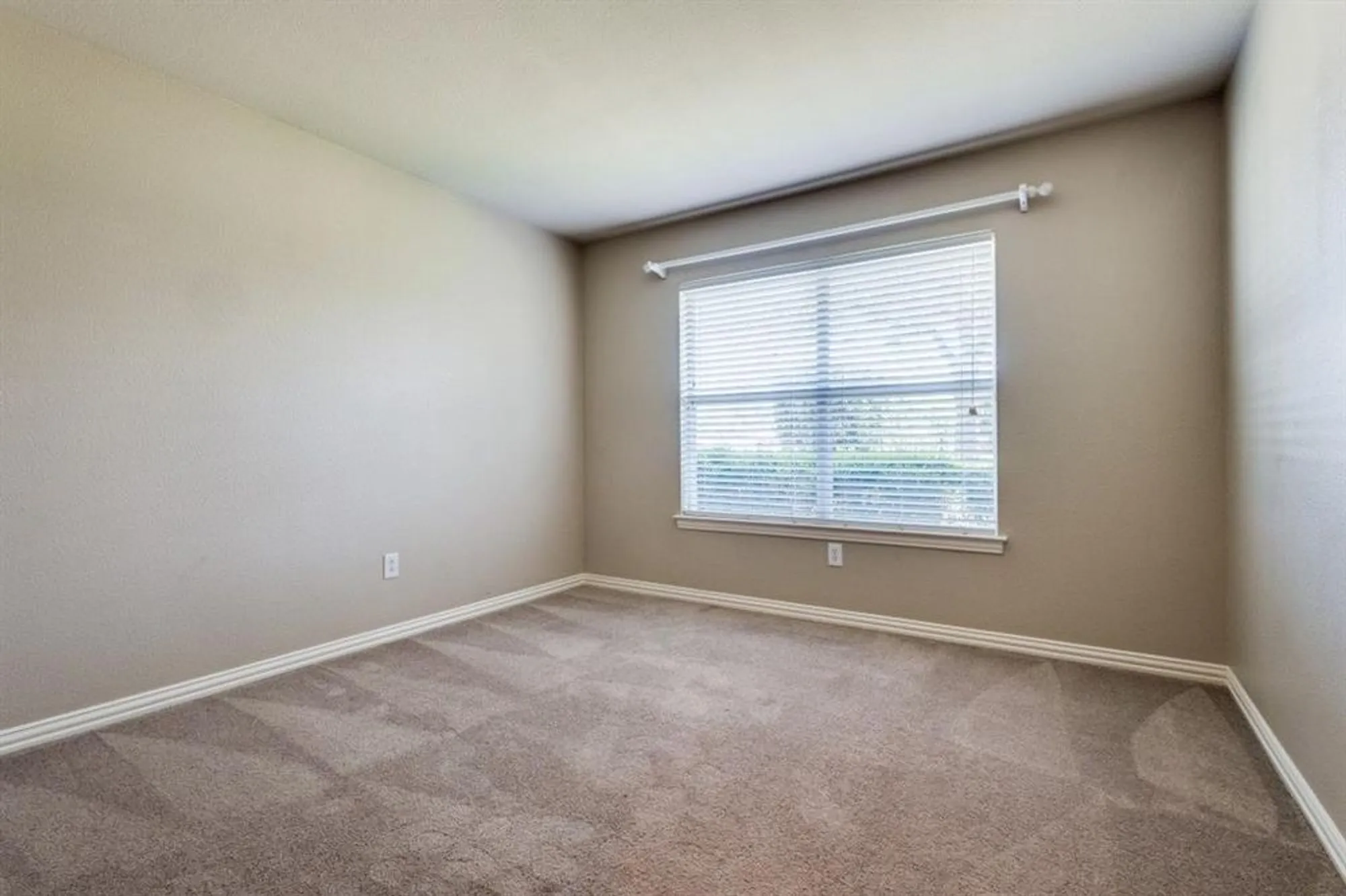 Property Slideshow image 8 of 13 | 9056 crestview dr, Denton, TX, 76207