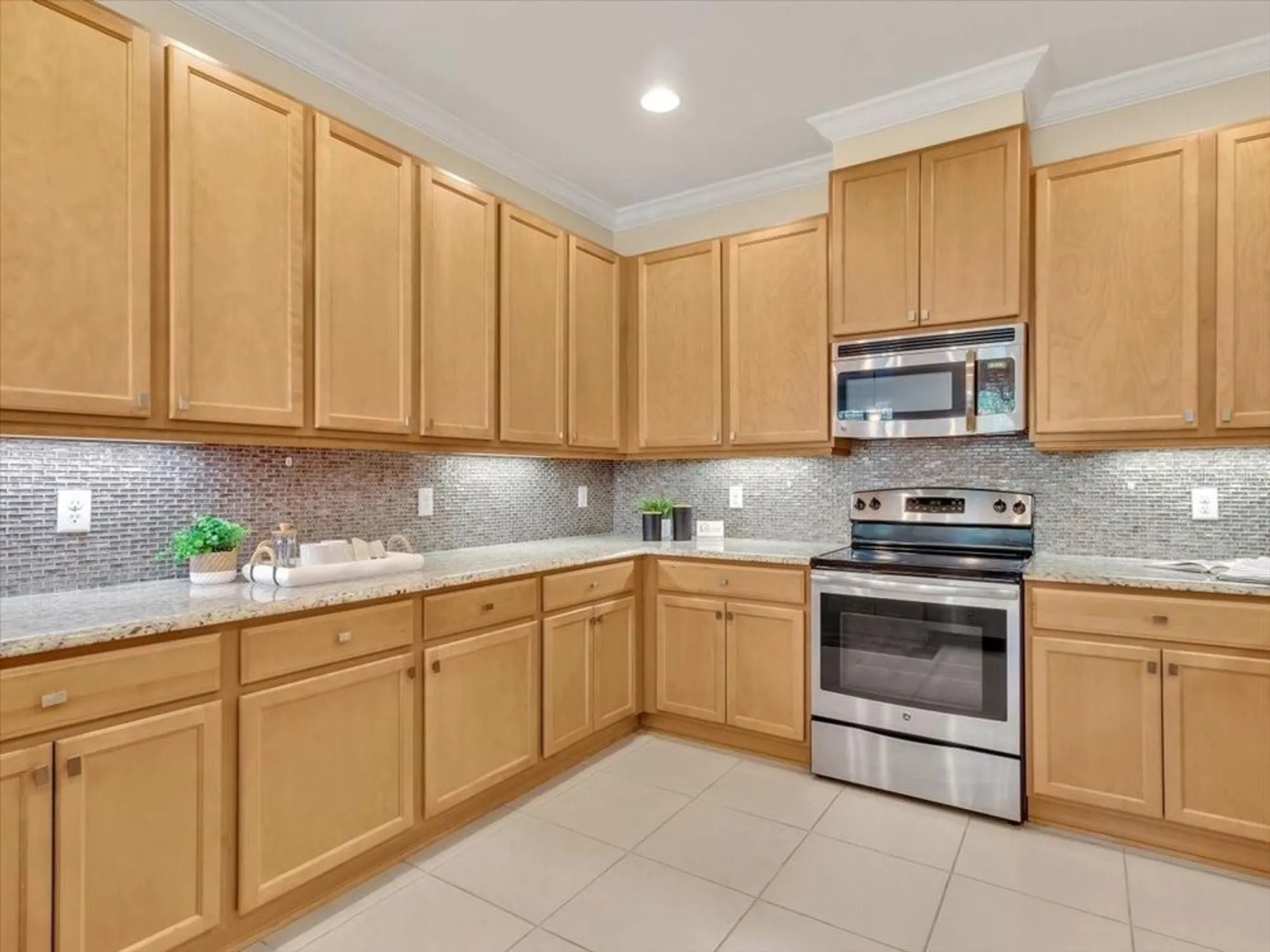 Property Slideshow image 12 of 52 | 635 chipper dr, Sun City Center, FL, 33573
