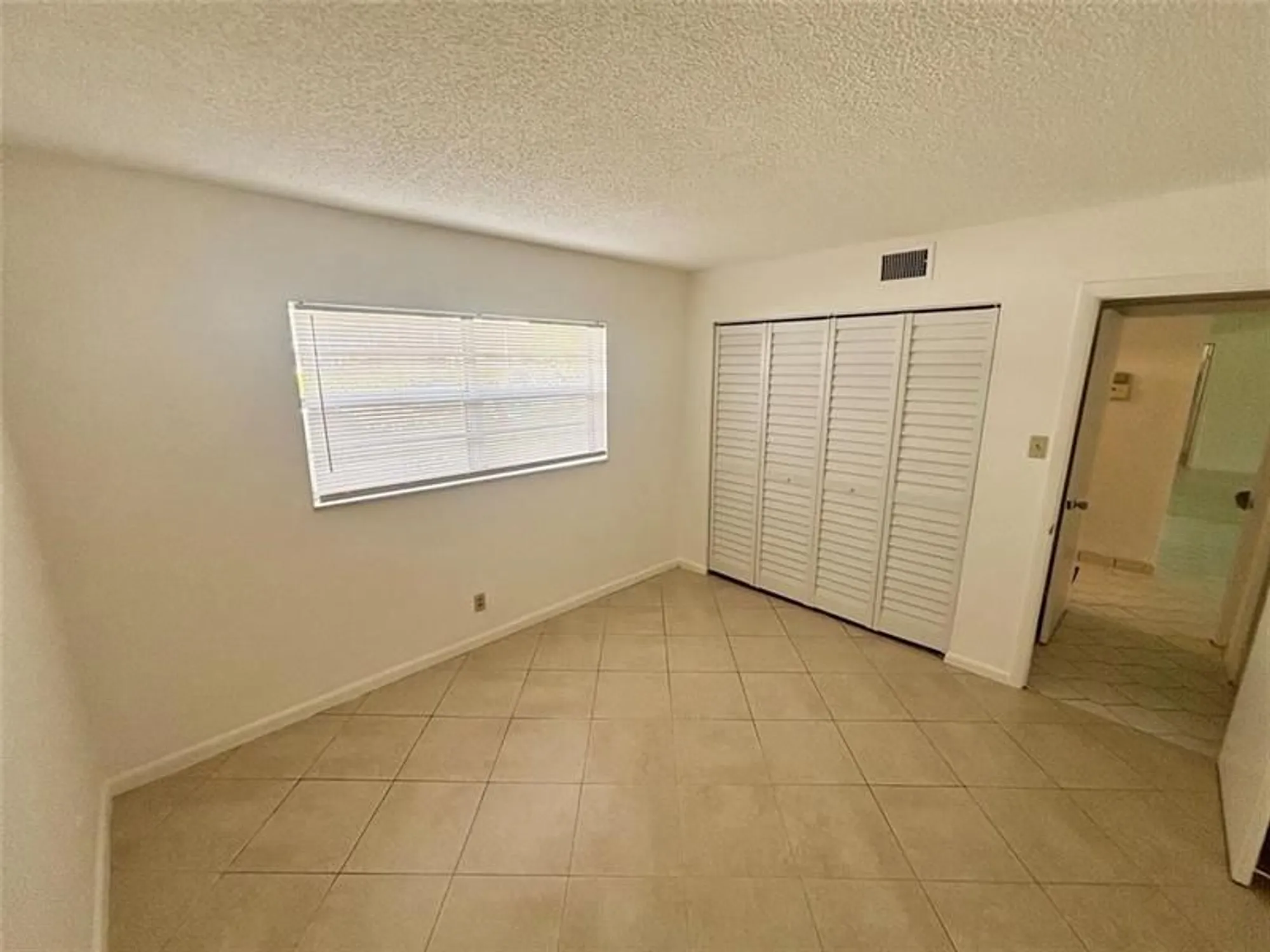 Property Slideshow image 12 of 32 | 7600 nw 5th pl apt 102, Margate, FL, 33063