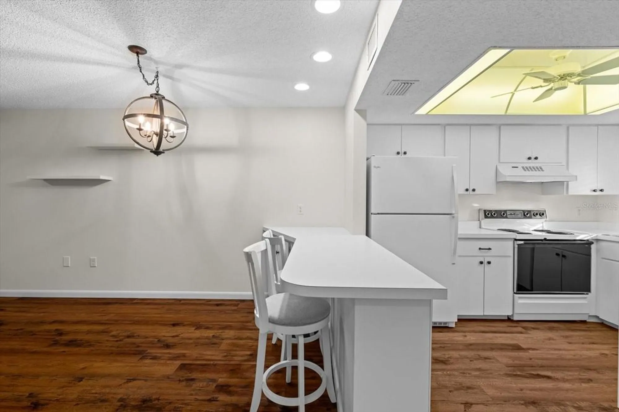 Property Slideshow image 13 of 33 | 2522 clubhouse dr unit 204, Sarasota, FL, 34232