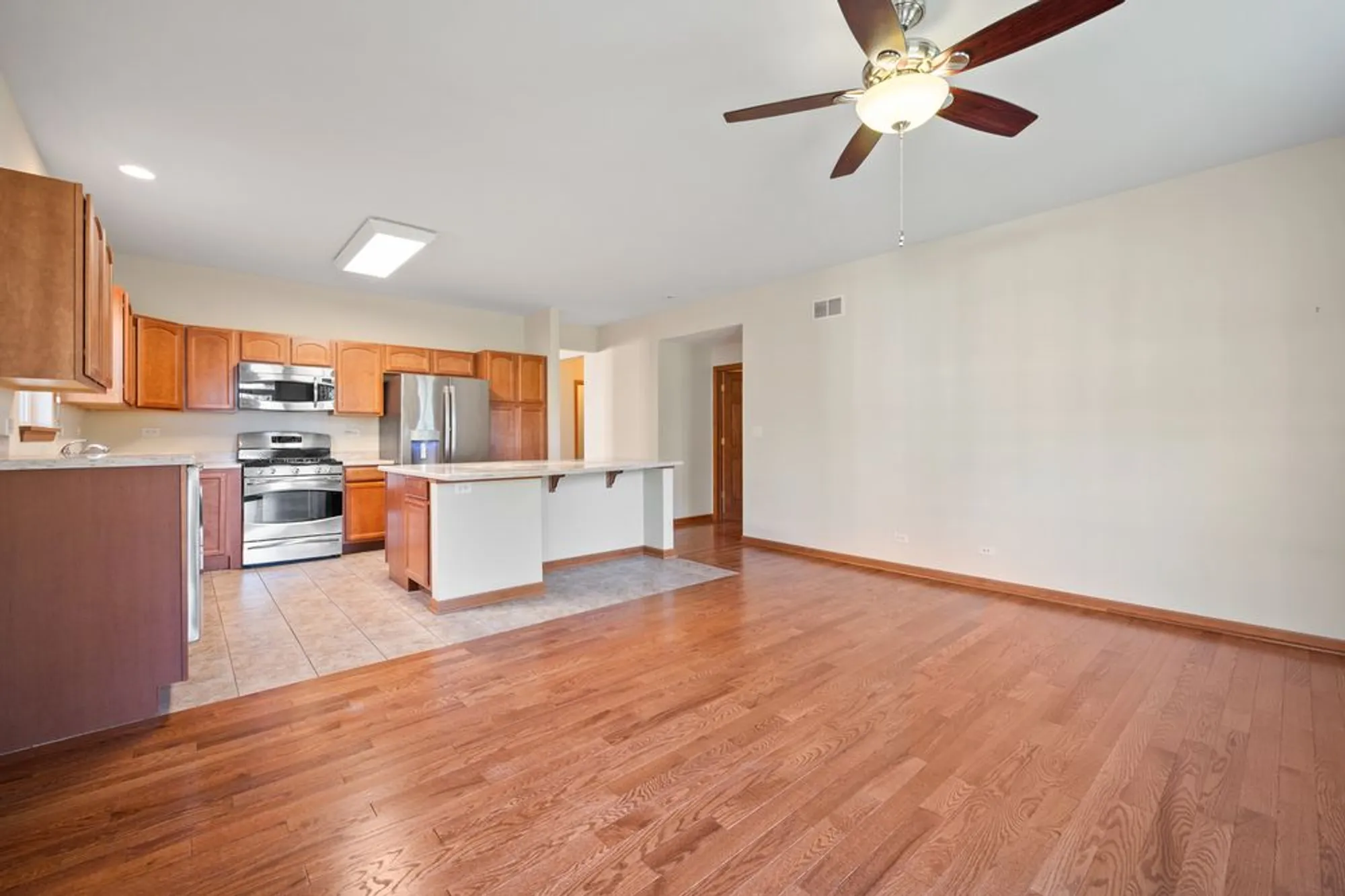 Property Slideshow image 12 of 30 | 1176 heathrow ln, Aurora, IL, 60502