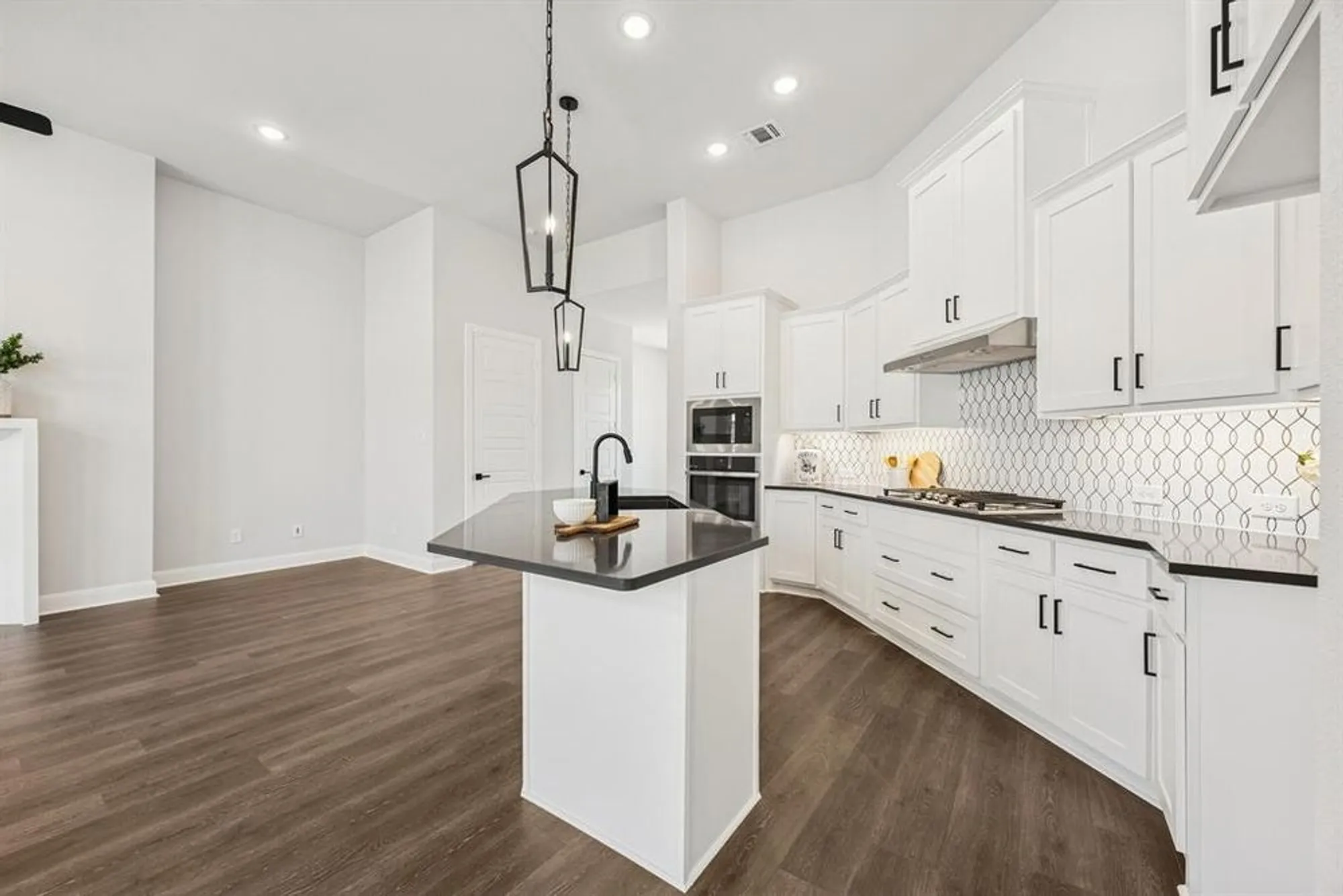 Property Slideshow image 17 of 30 | 2065 spotted fawn dr, Arlington, TX, 76005