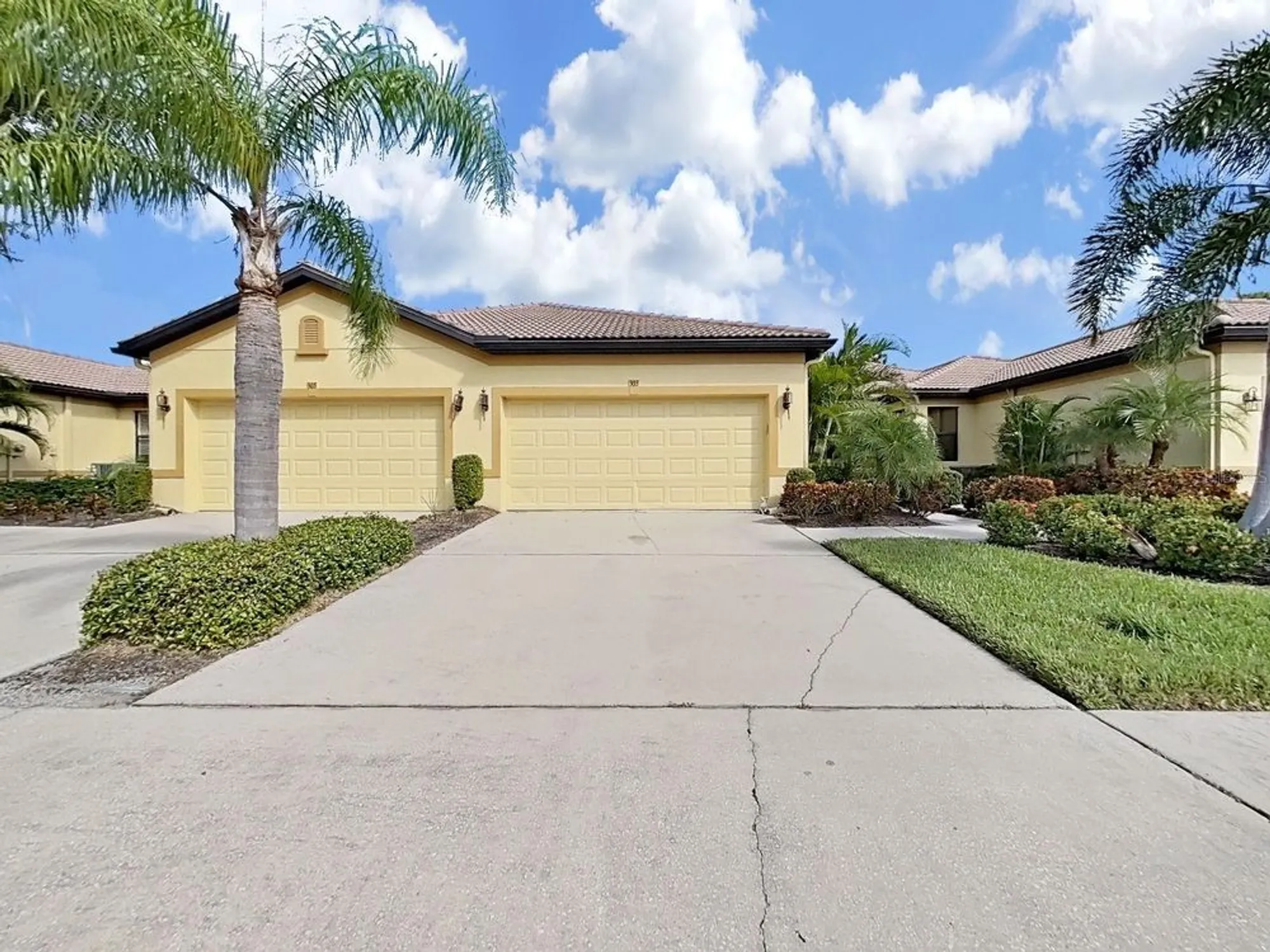 Property Slideshow image 2 of 100 | 303 bluewater falls ct, Apollo Beach, FL, 33572