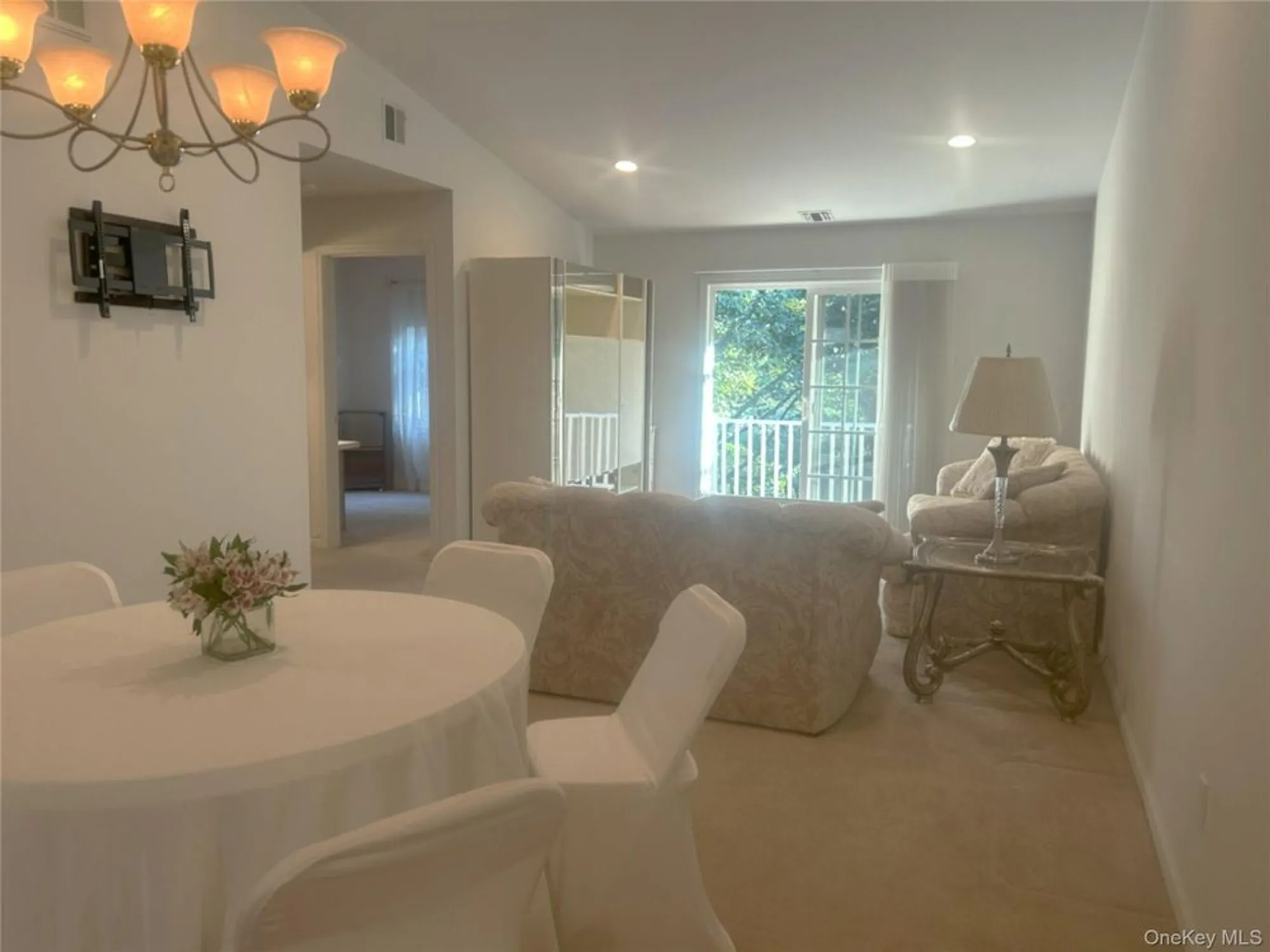 Property Slideshow image 6 of 11 | 1082 savoy dr, Melville, NY, 11747