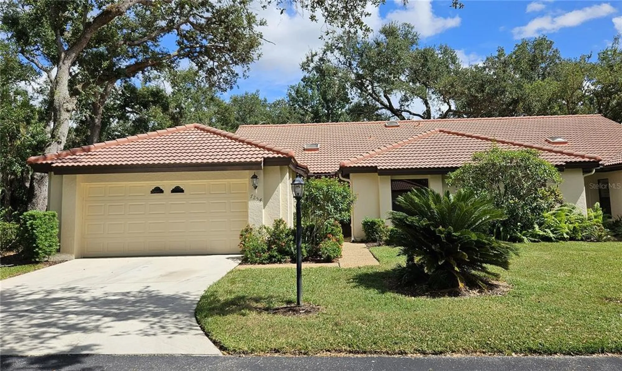 Property Slideshow image 3 of 94 | 7254 oak moss dr 72, Sarasota, FL, 34241
