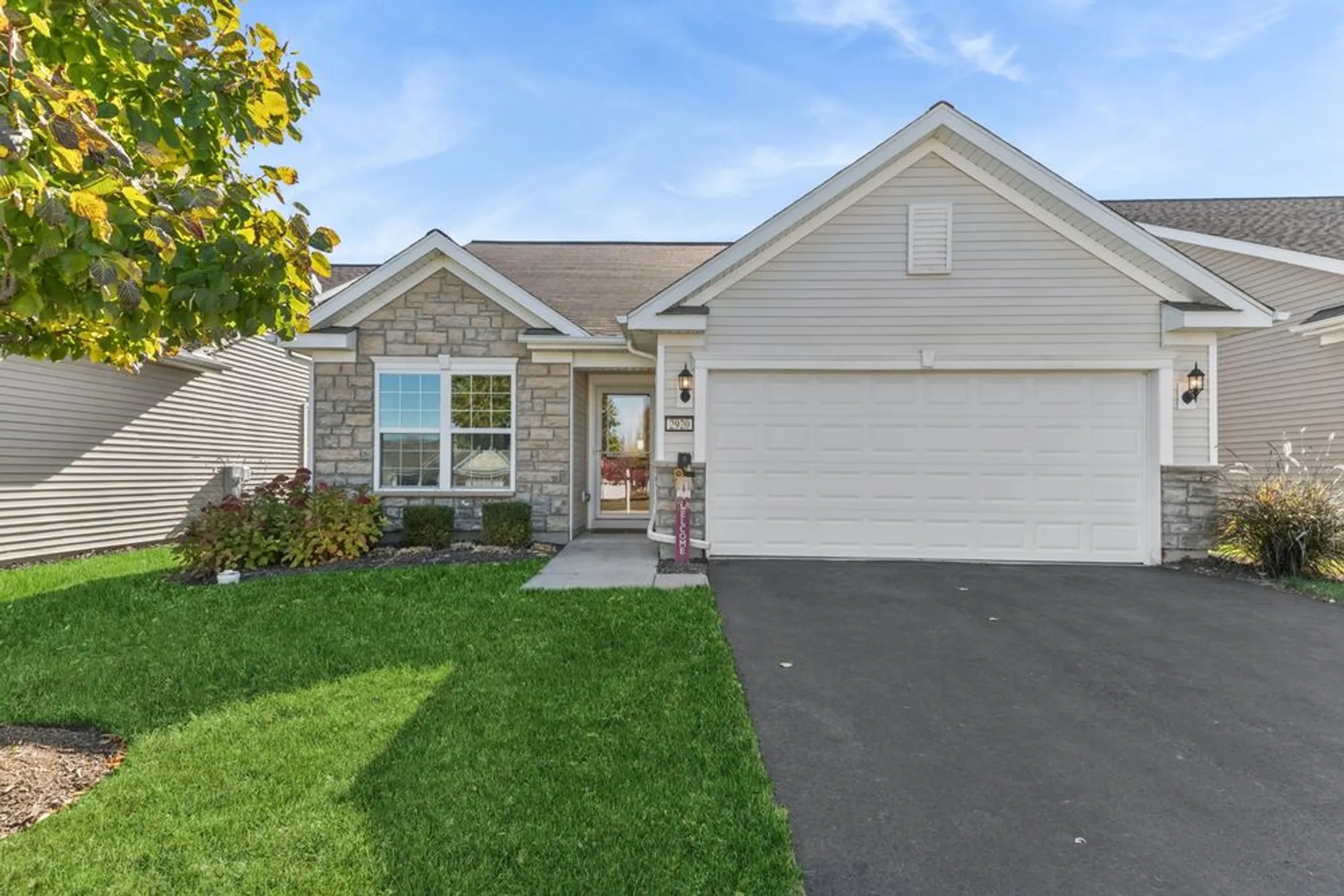 Property Slideshow image 1 of 28 | 2920 stoney creek dr, Elgin, IL, 60124