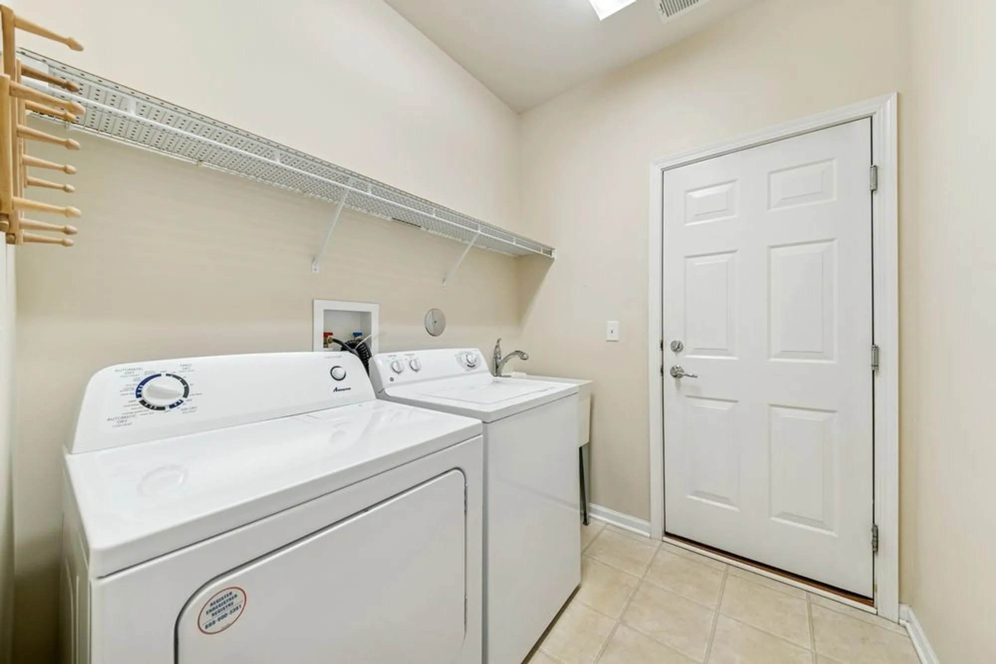 Property Slideshow image 8 of 19 | 2864 edgewater dr, Elgin, IL, 60124