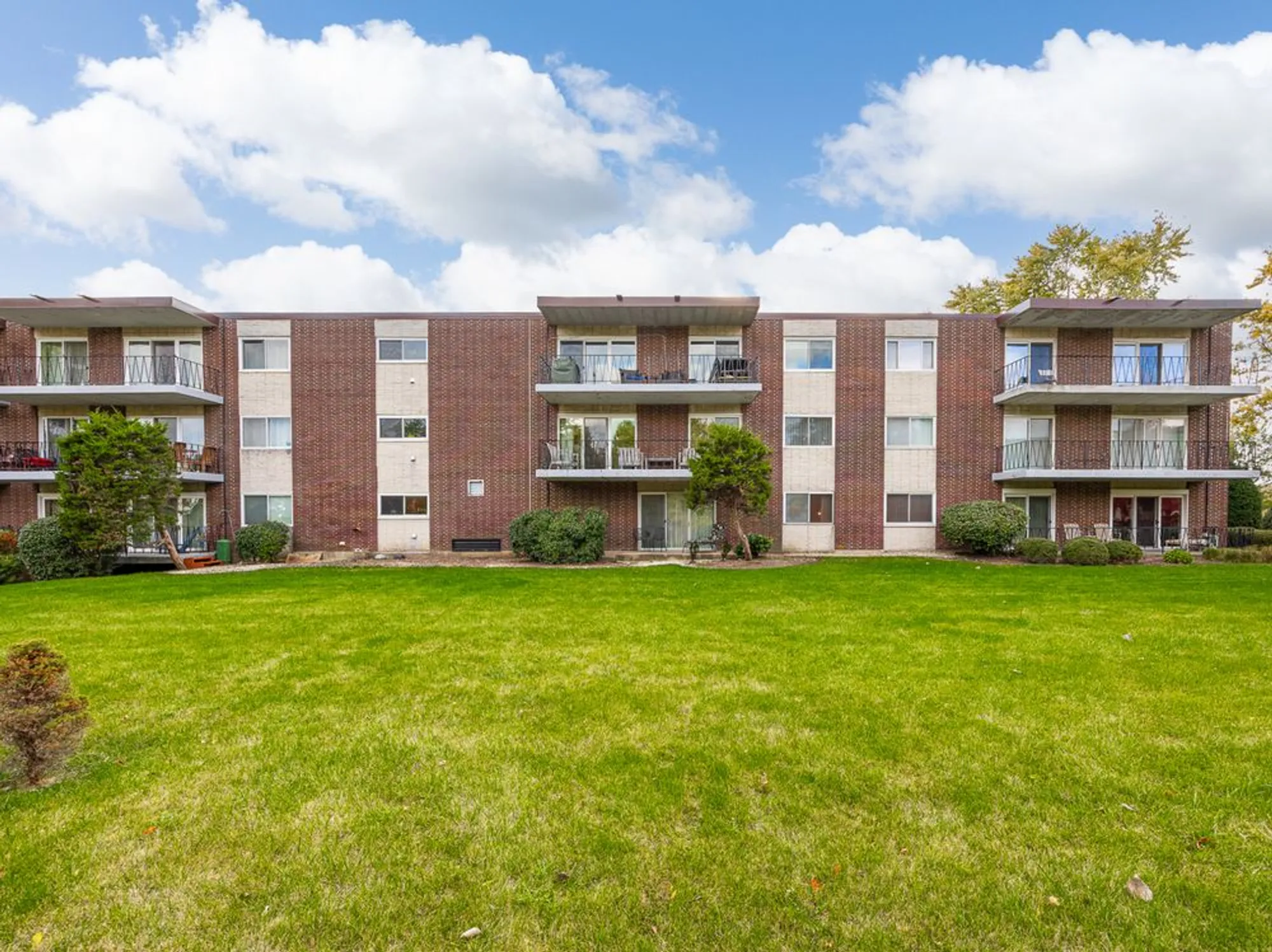 Property Slideshow image 20 of 25 | 5540 walnut ave apt 33a, Downers Grove, IL, 60515