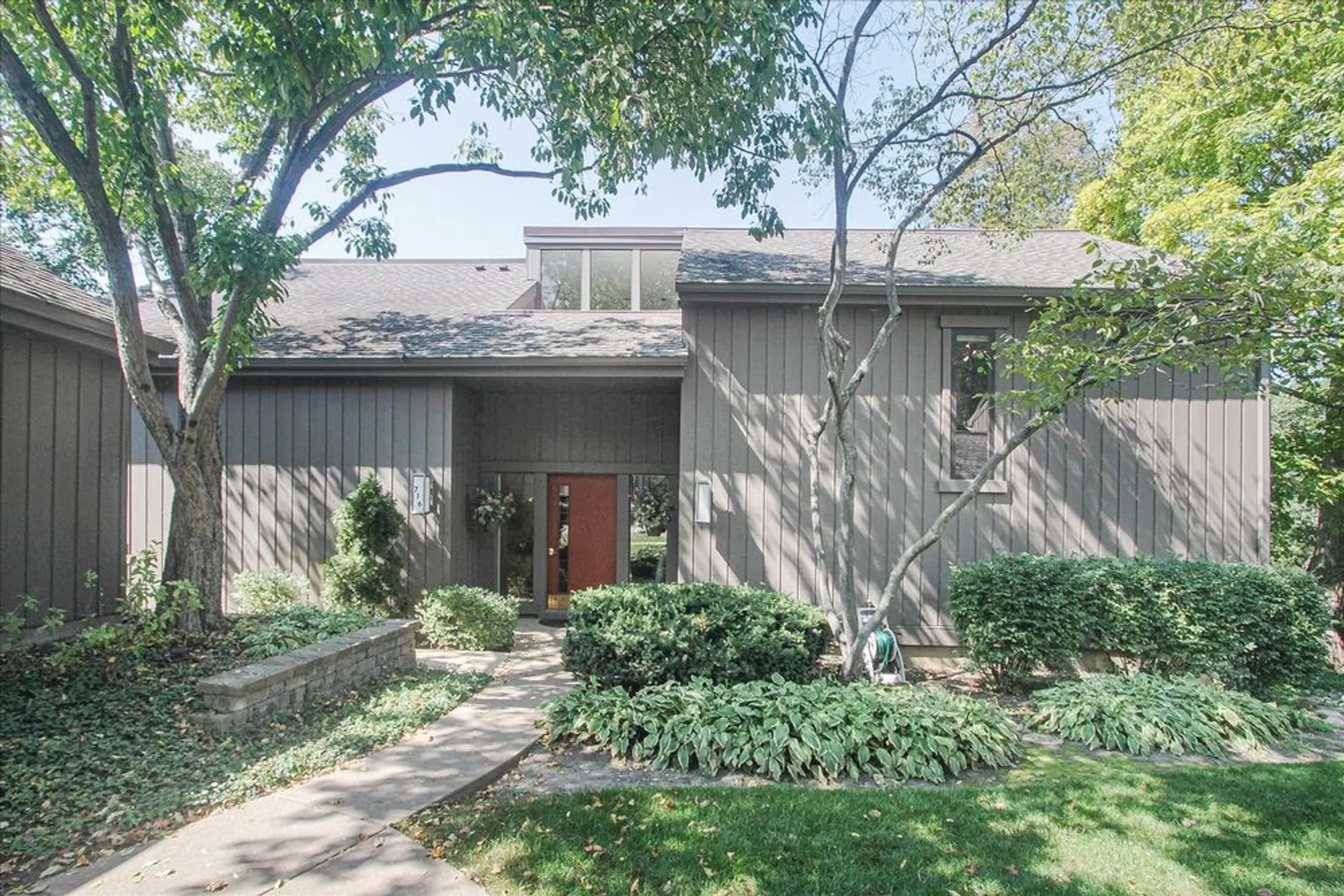 Property Slideshow image 1 of 34 | 716 old barn rd apt b b, Lake Barrington, IL, 60010