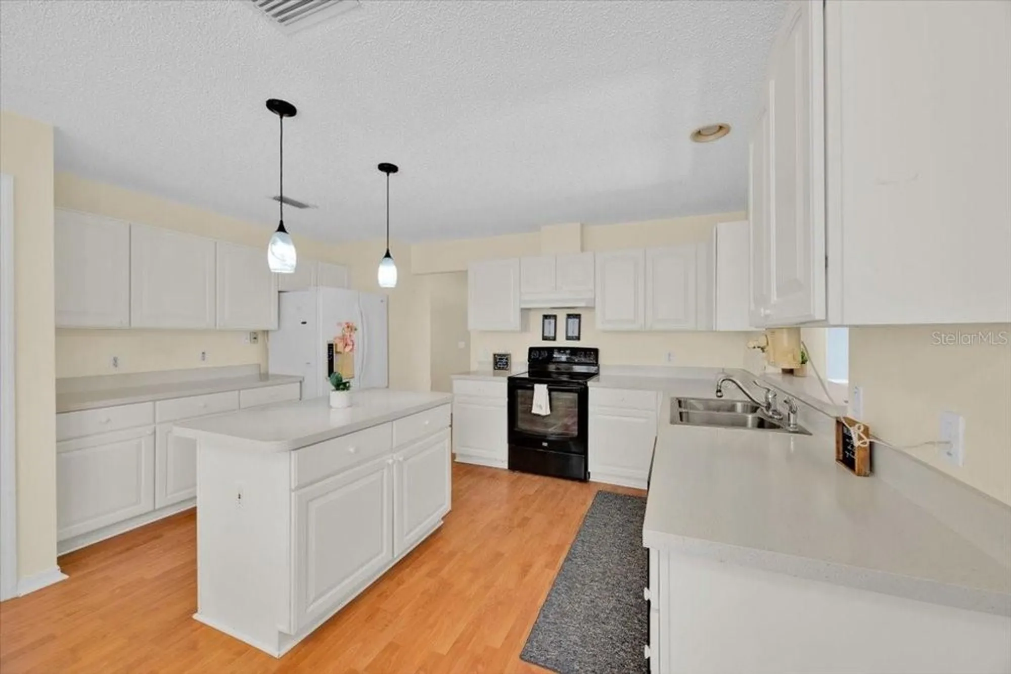 Property Slideshow image 13 of 34 | 528 carrera dr, Lady Lake, FL, 32159