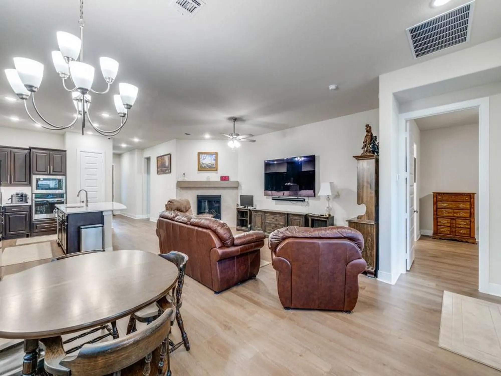 Property Slideshow image 5 of 25 | 4805 blackhawk green ct, Arlington, TX, 76005