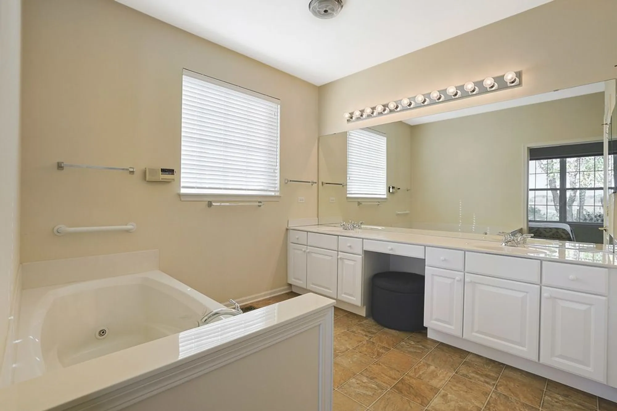 Property Slideshow image 16 of 43 | 12770 timber creek dr, Huntley, IL, 60142