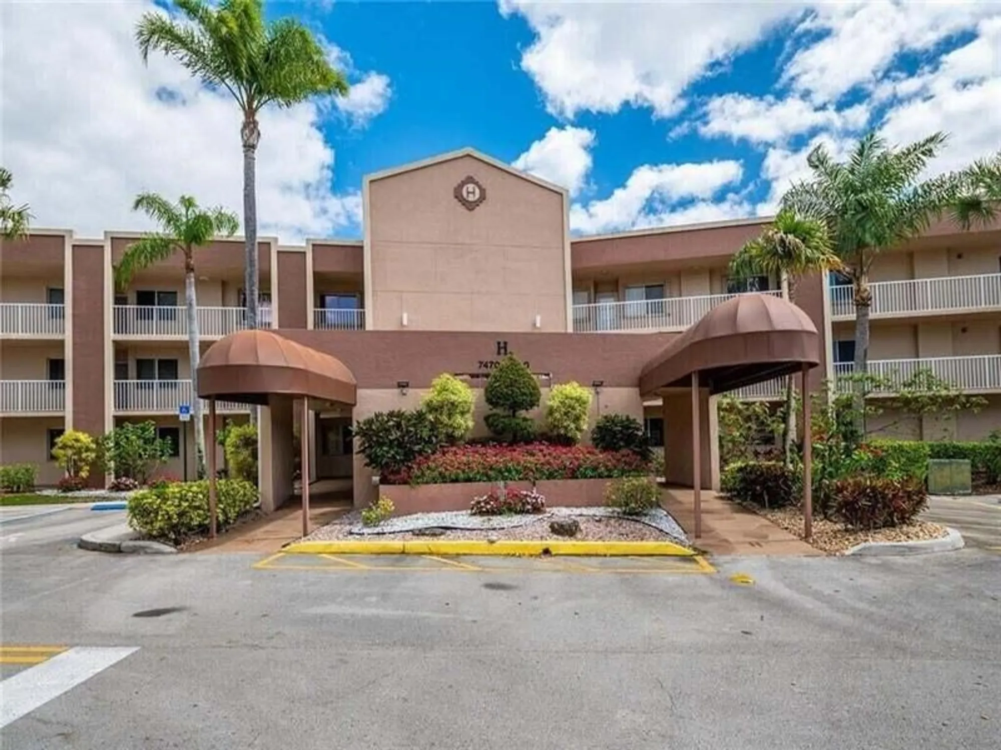 Property Slideshow image 1 of 71 | 7512 n devon dr 210, Tamarac, FL, 33321