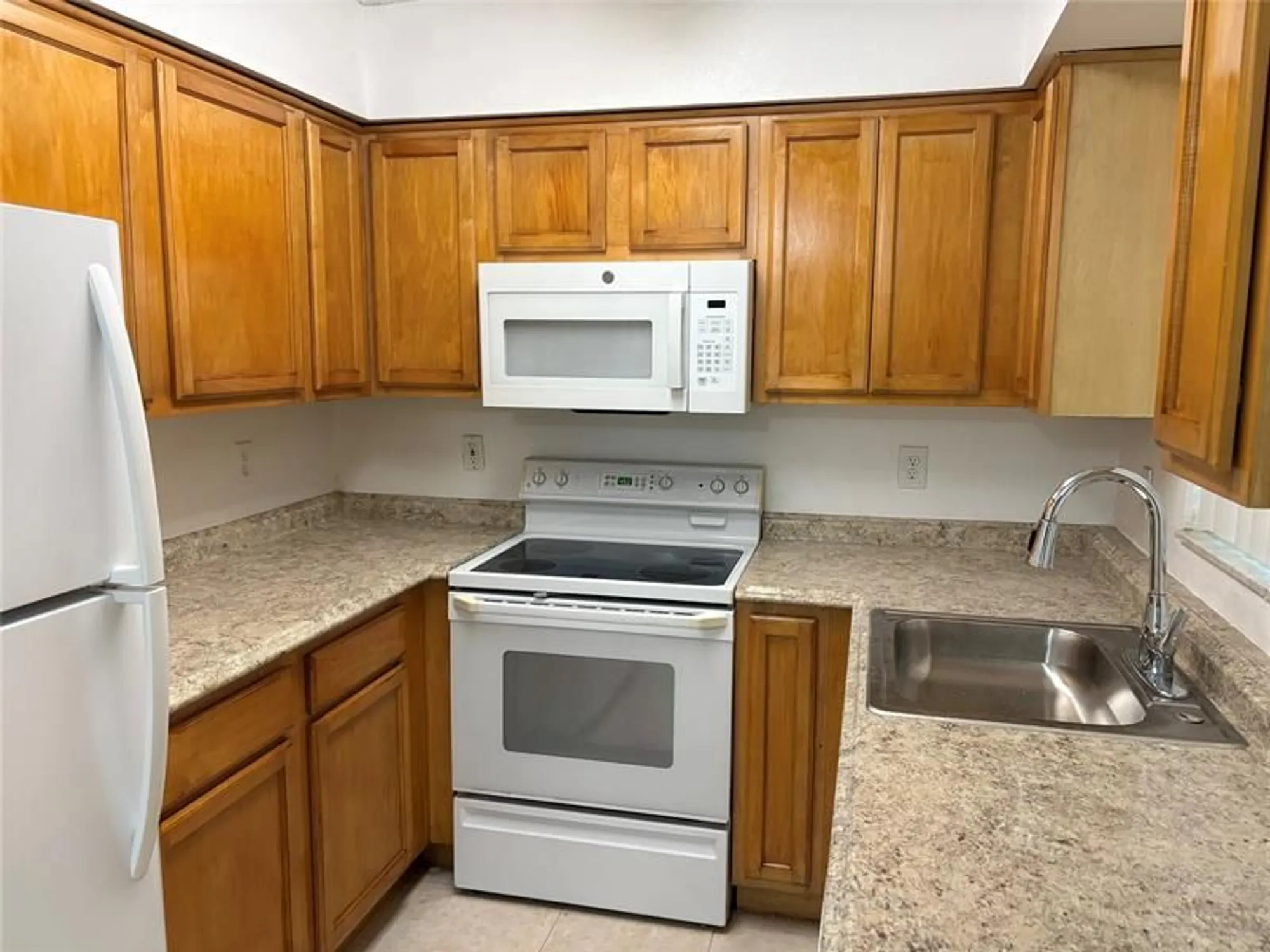Property Slideshow image 9 of 9 | 7680 westwood dr apt 803, Tamarac, FL, 33321