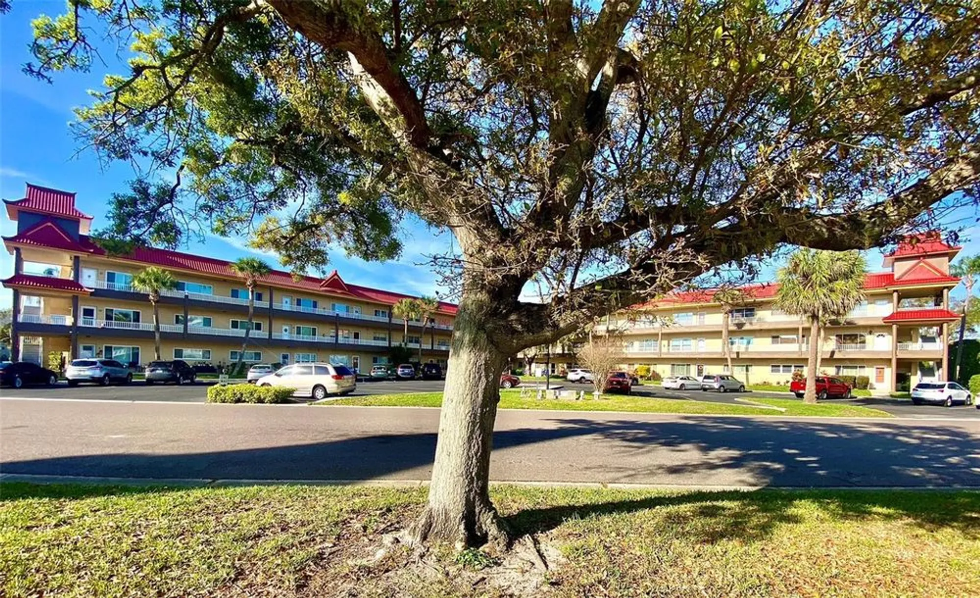 Property Slideshow image 2 of 55 | 2402 ecuadorian way apt 18, Clearwater, FL, 33763