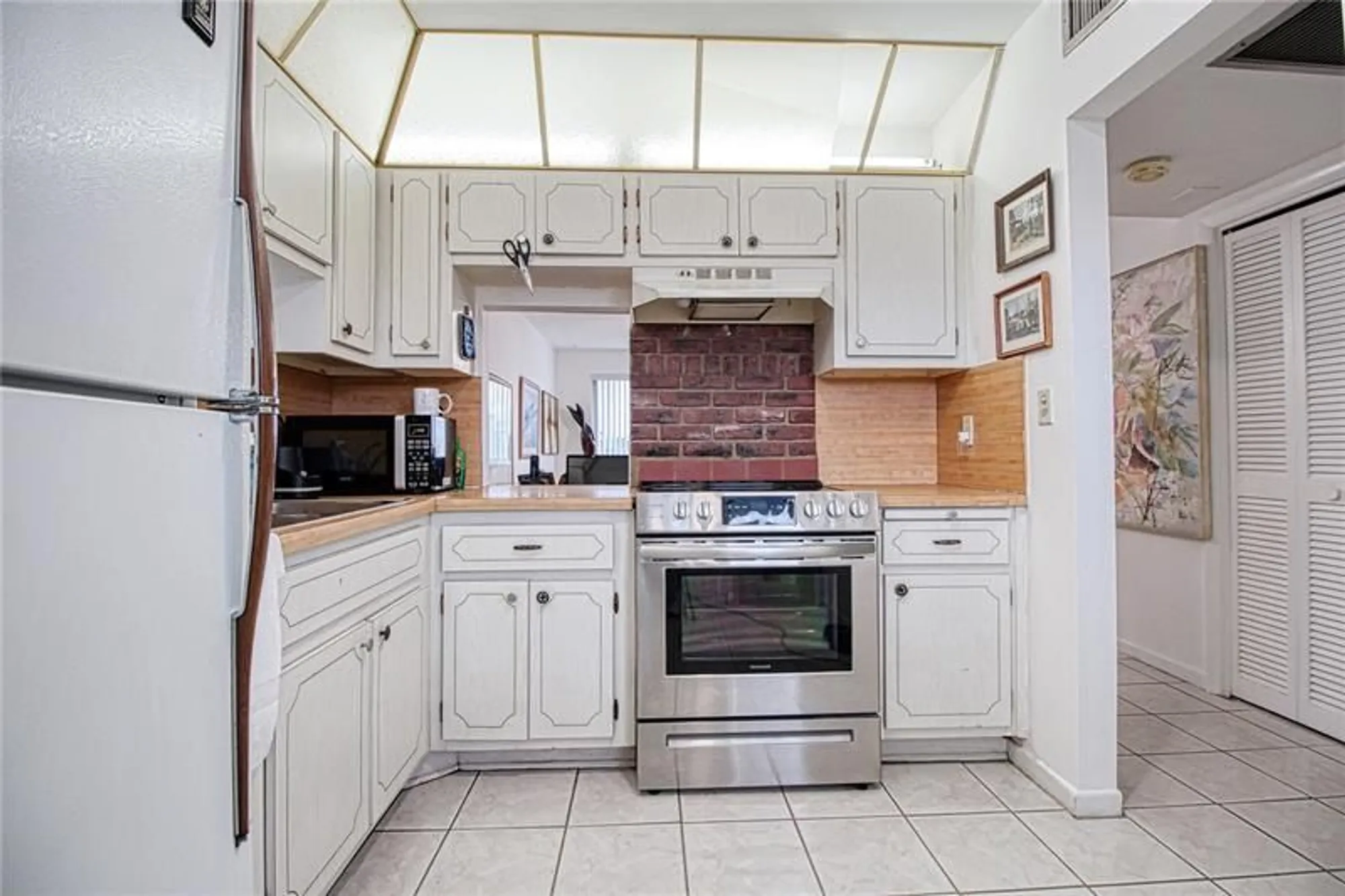 Property Slideshow image 6 of 49 | 2300 park ln 311, Hollywood, FL, 33021