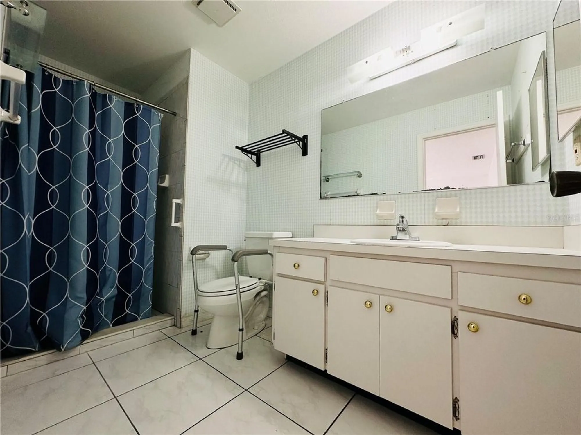 Property Slideshow image 11 of 18 | 203 rickenbacker dr, Sun City Center, FL, 33573