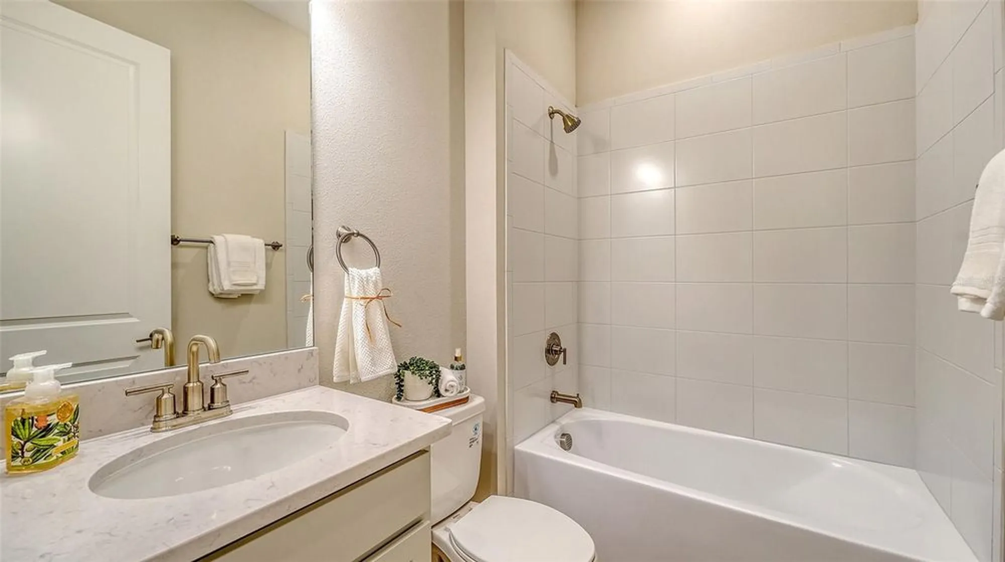 Property Slideshow image 46 of 90 | 16423 isola pl, Lakewood Ranch, FL, 34211