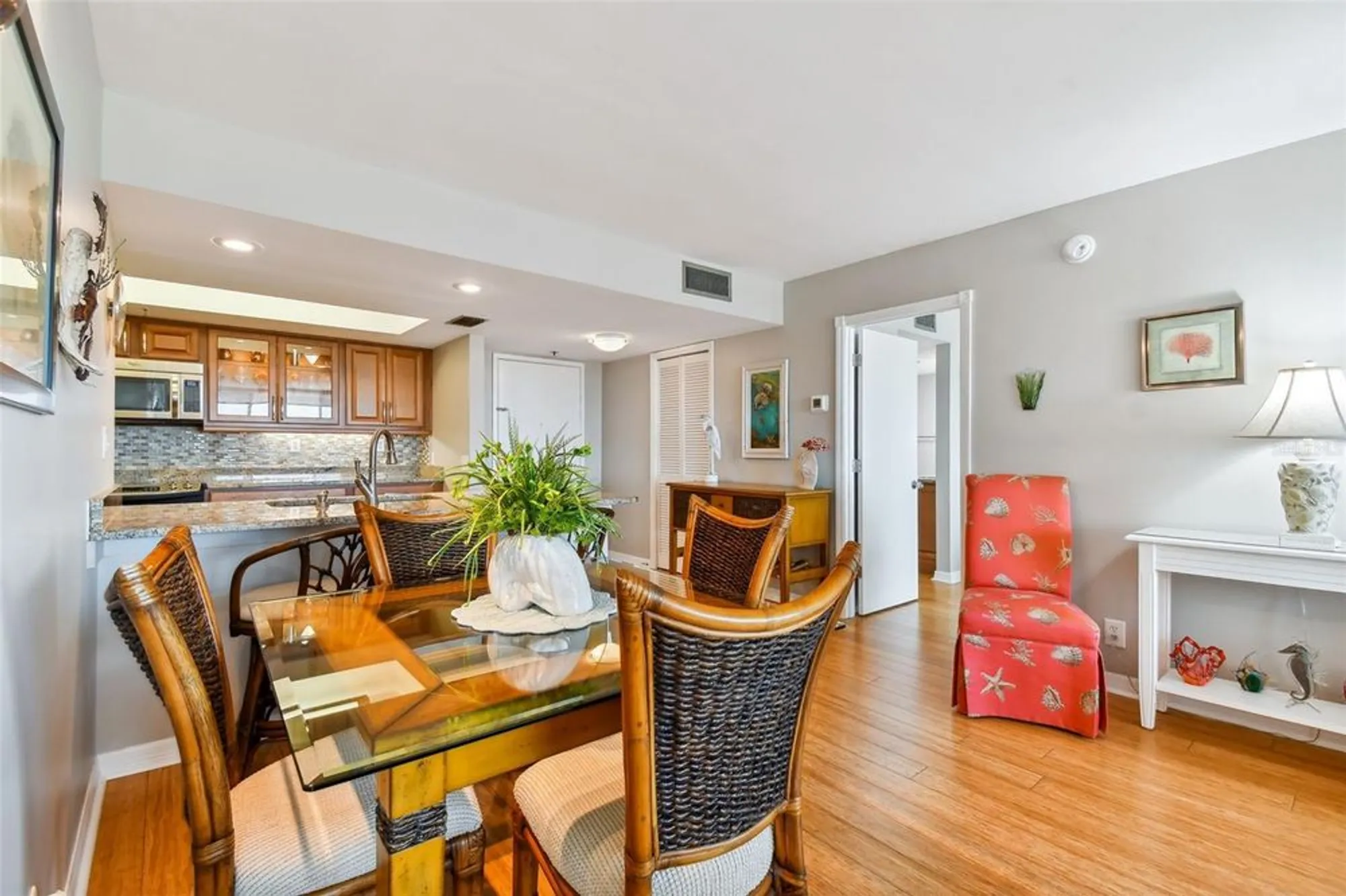 Property Slideshow image 16 of 70 | 6372 palma del mar blvd s apt 605, St Petersburg, FL, 33715