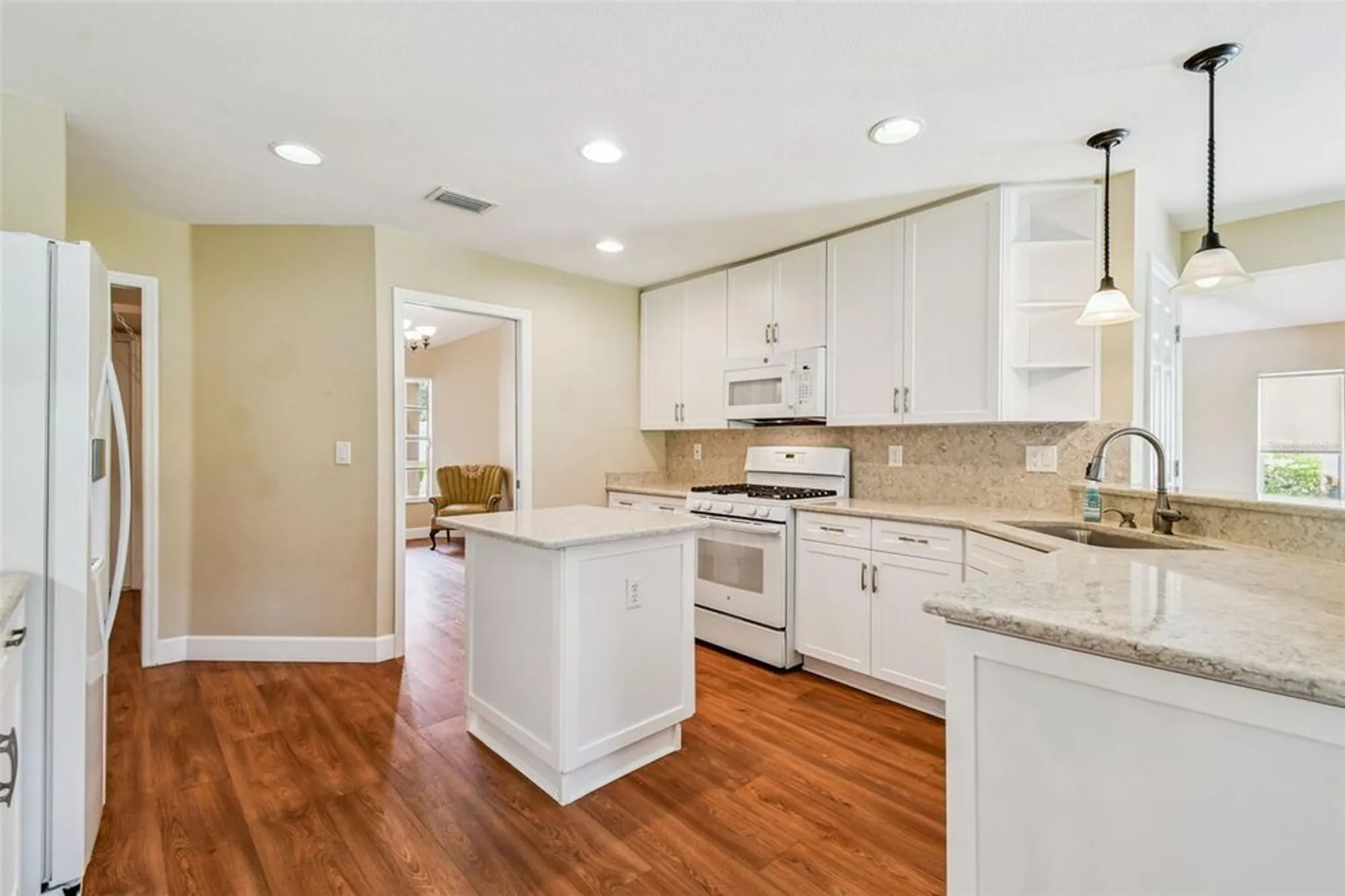 Property Slideshow image 8 of 44 | 2309 lyndhurst dr, Sun City Center, FL, 33573