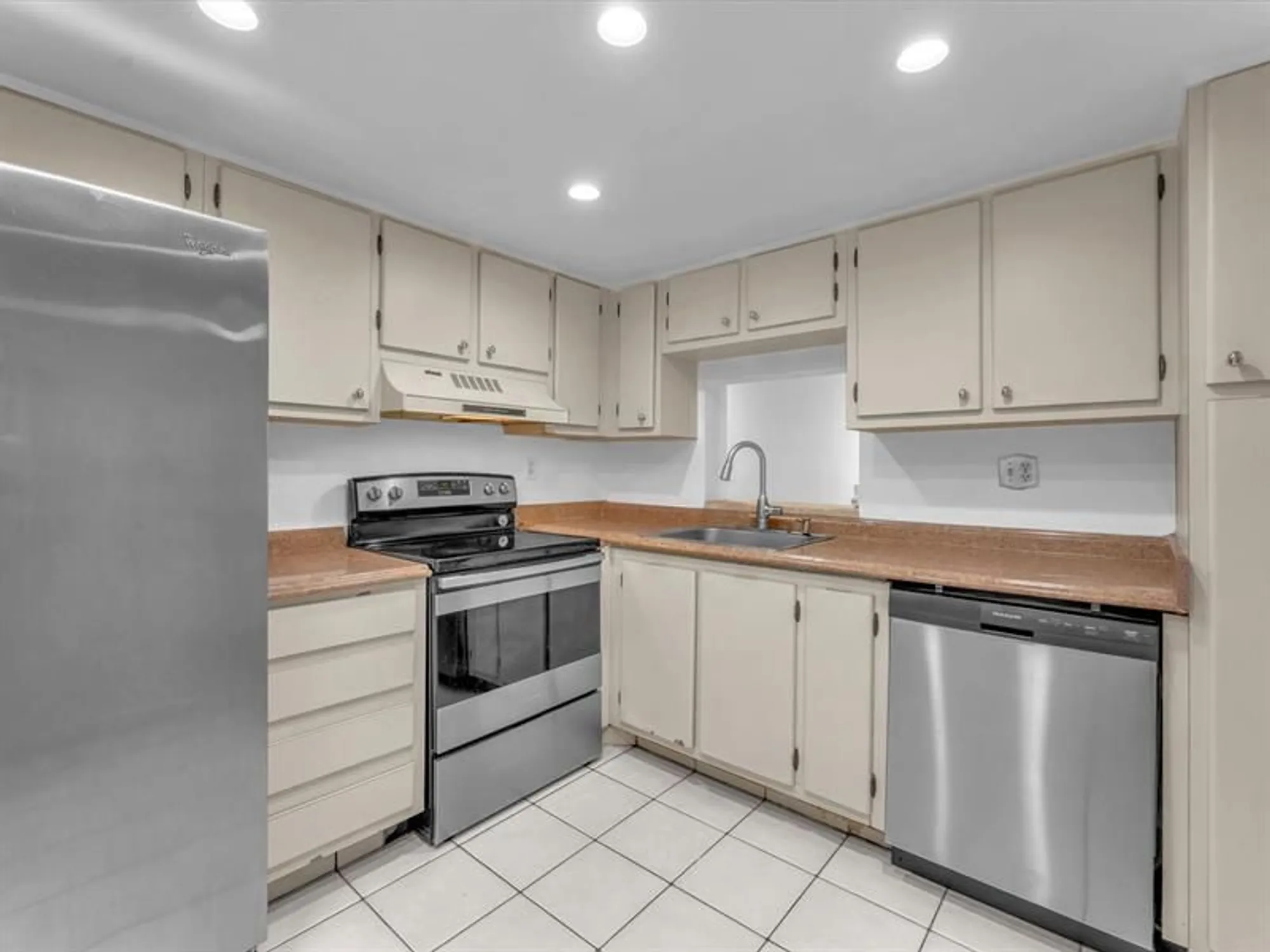 Property Slideshow image 4 of 37 | 7750 w mcnab rd apt 202, Tamarac, FL, 33321