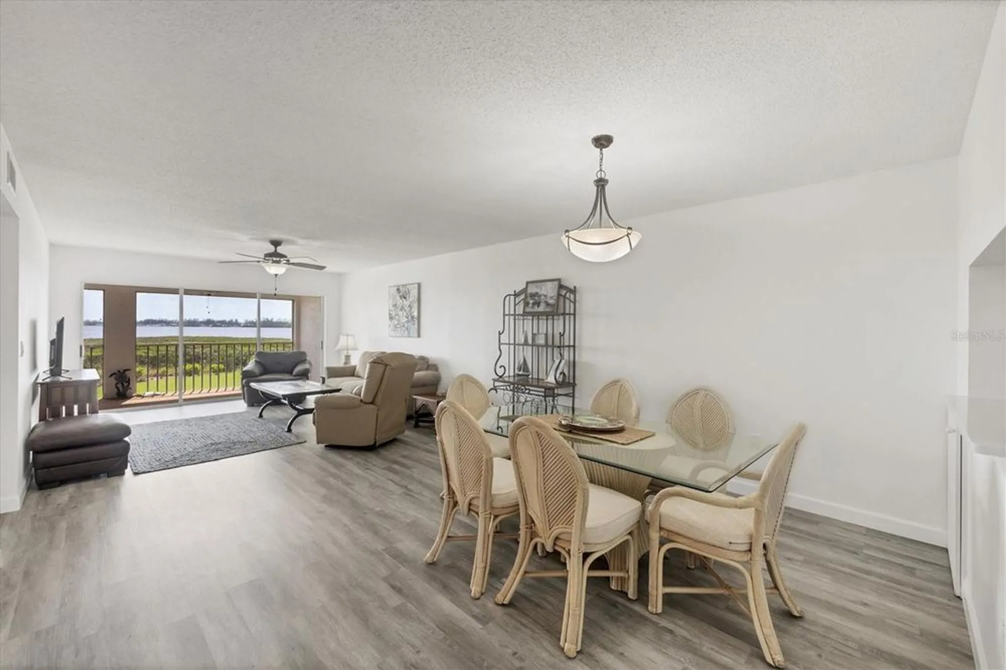 Property Slideshow image 13 of 28 | 1153 edgewater cir, Bradenton, FL, 34209