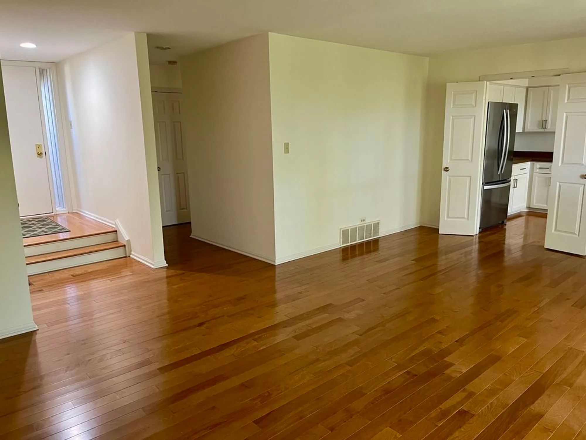 Property Slideshow image 5 of 43 | 315 bluff ct c, Lake Barrington, IL, 60010