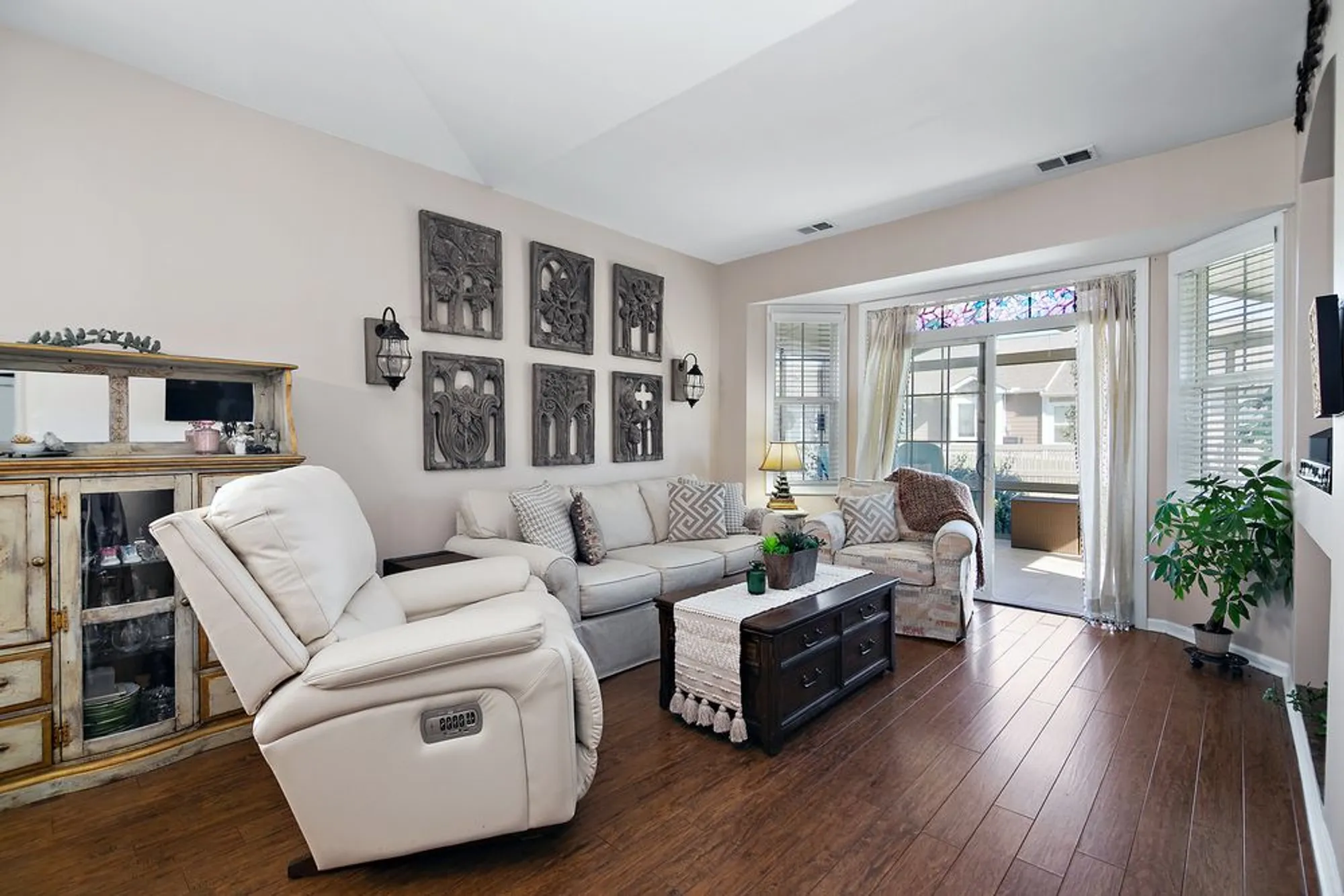 Property Slideshow image 13 of 31 | 17053 mendota dr, Lockport, IL, 60441