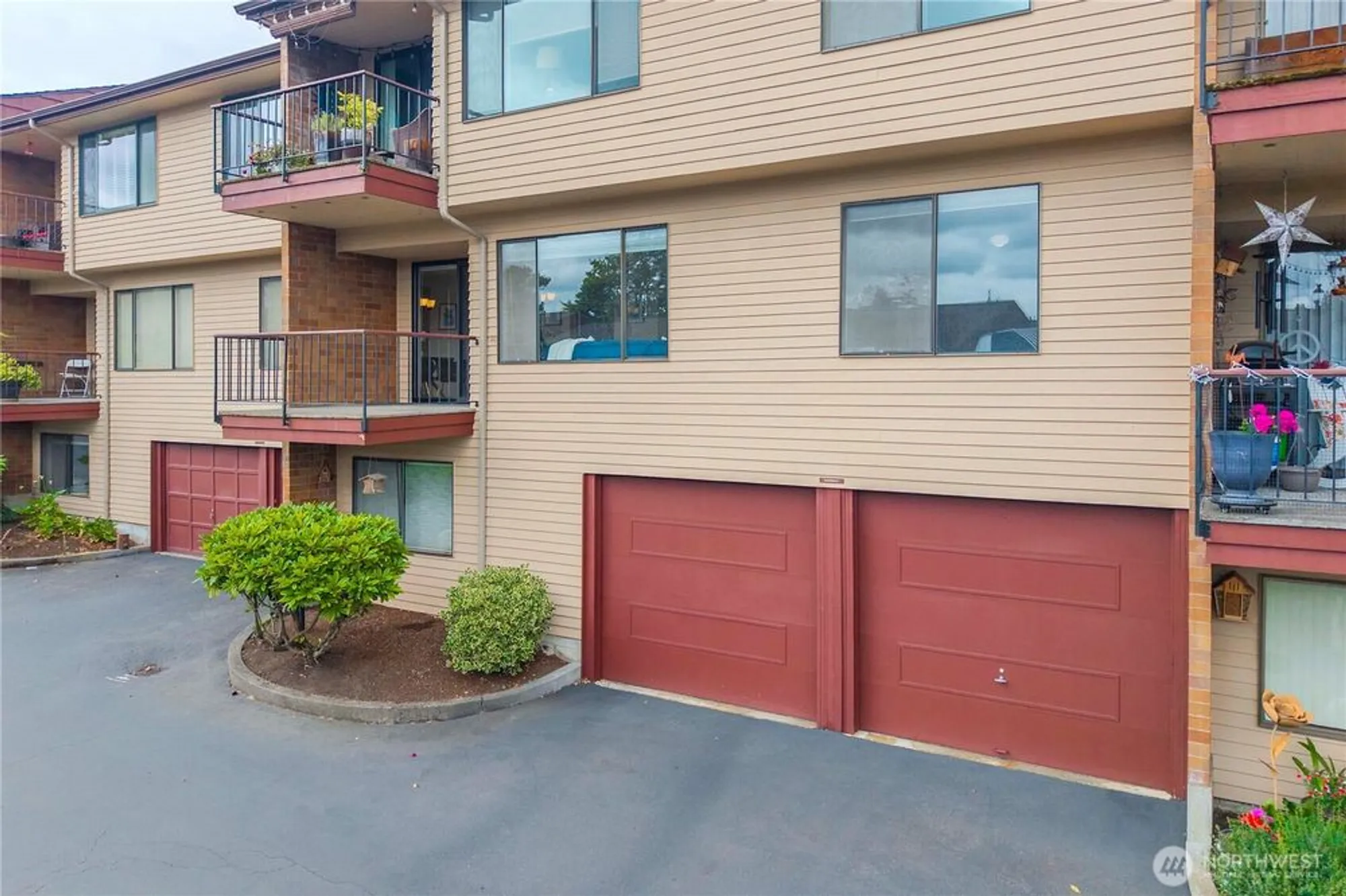 Property Slideshow image 23 of 35 | 10637 glen acres dr s # 10637, Seattle, WA, 98168