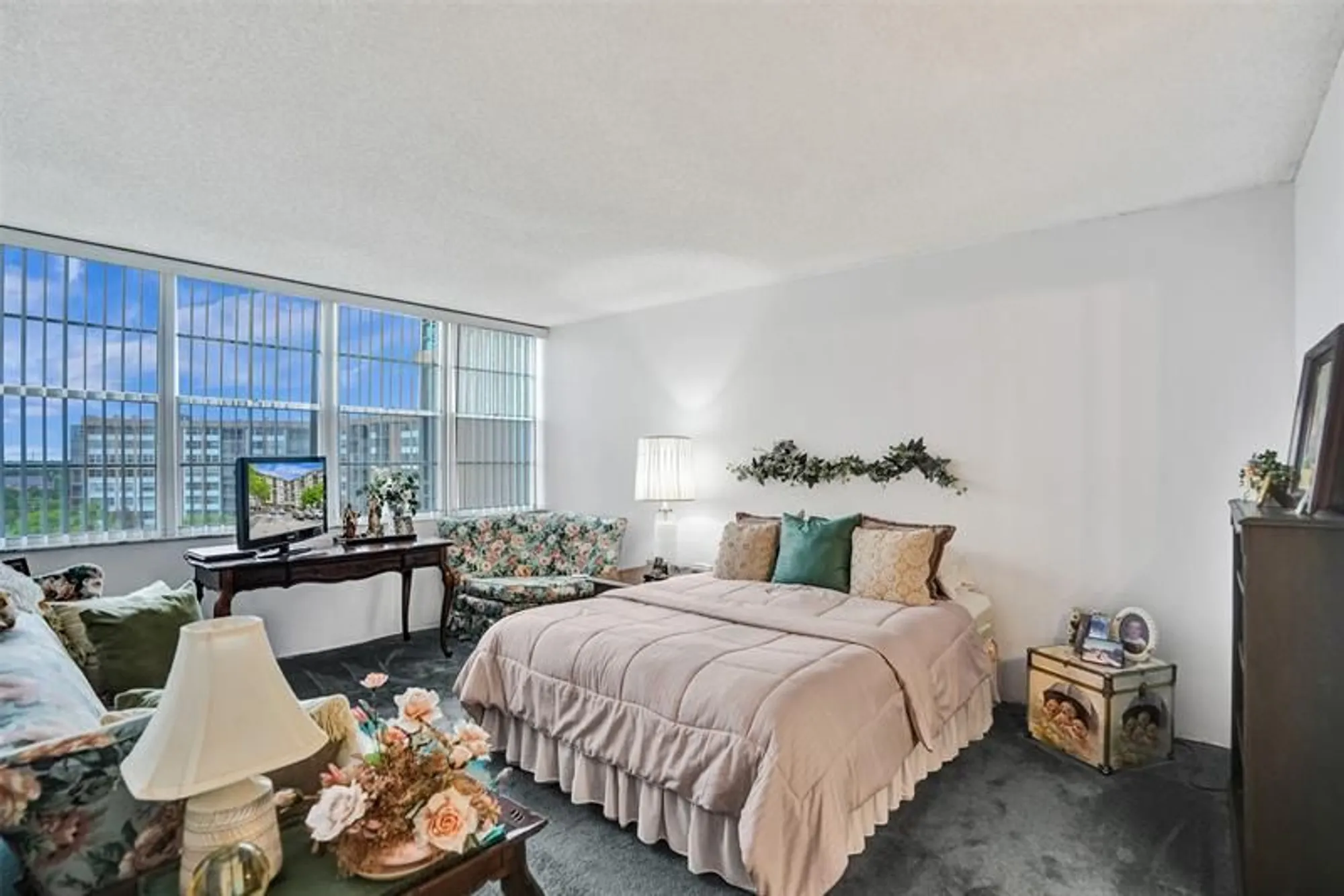 Property Slideshow image 31 of 71 | 1100 saint charles pl 612, Pembroke Pines, FL, 33026