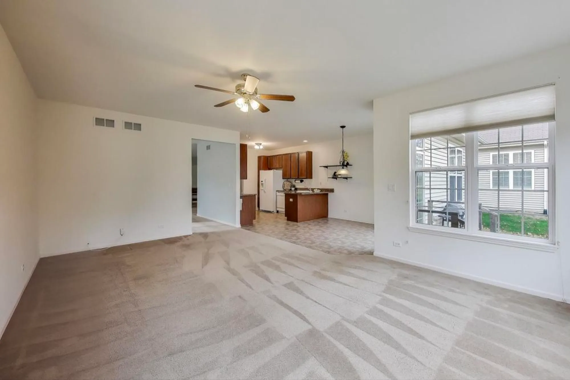 Property Slideshow image 11 of 27 | 1129 drury ln, Aurora, IL, 60502