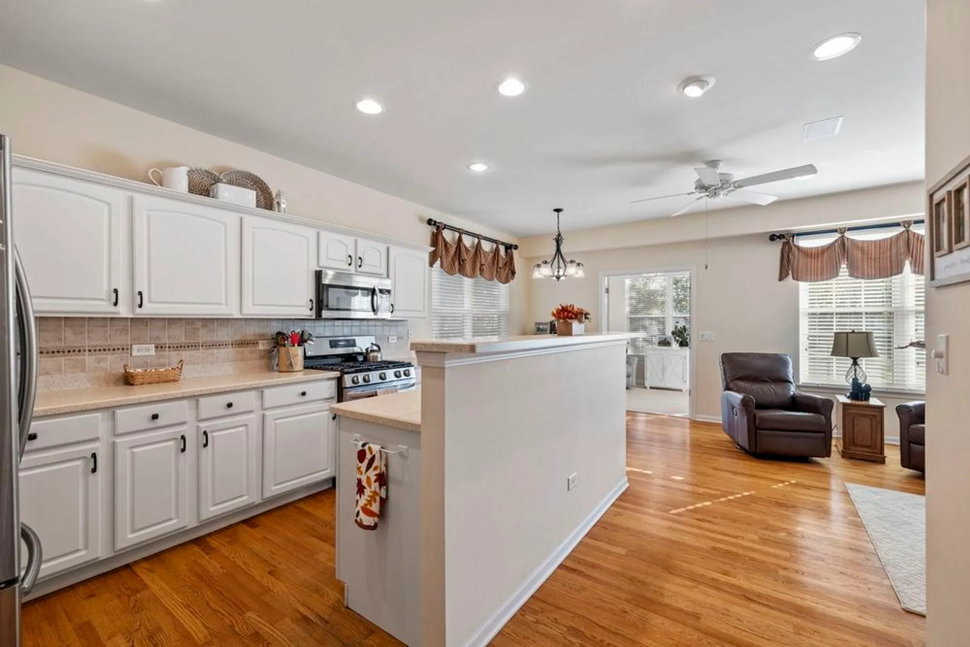 Property Slideshow image 4 of 28 | 16415 grandwood lake dr, Crest Hill, IL, 60403