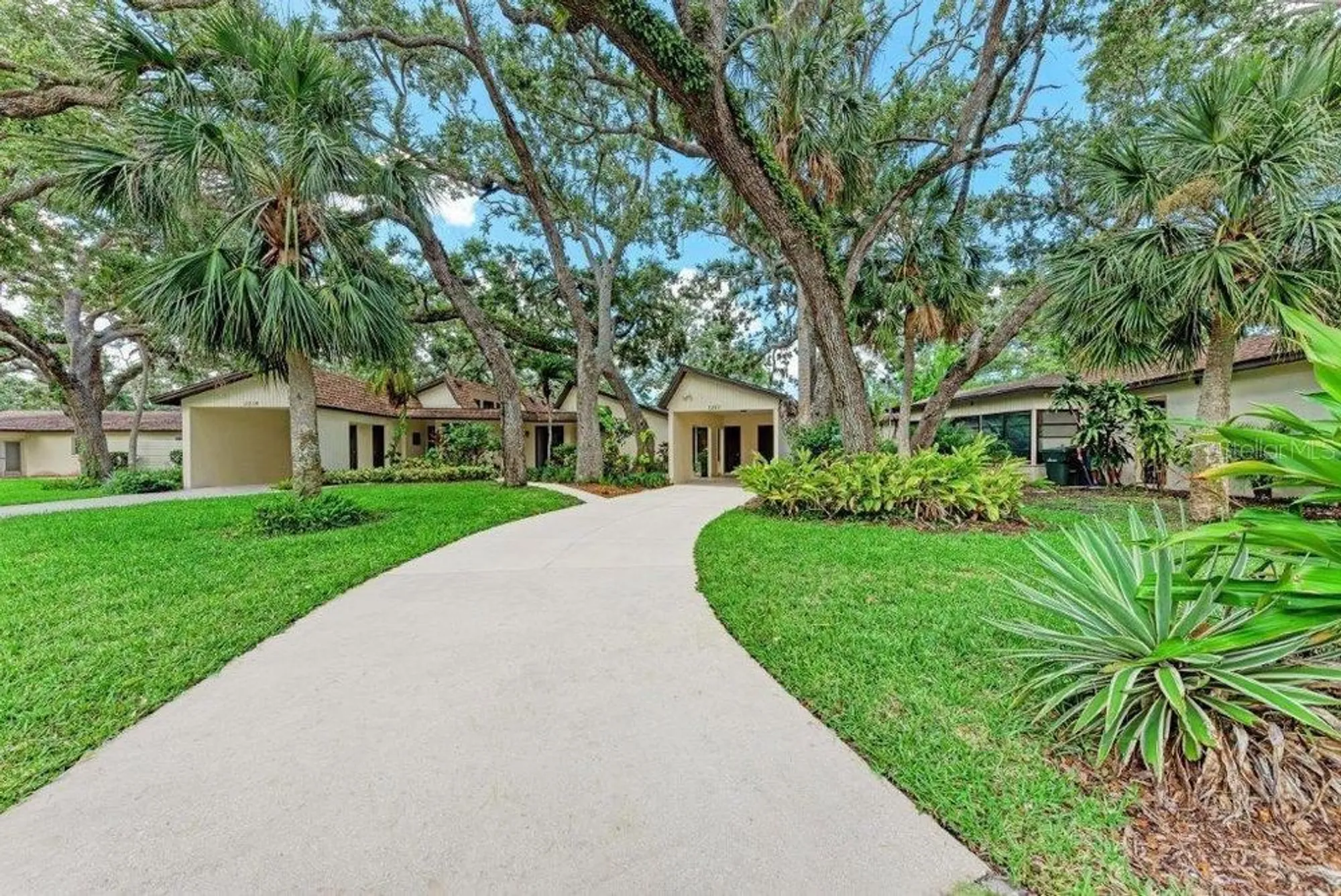 Property Slideshow image 4 of 31 | 2237 circlewood dr 18, Sarasota, FL, 34231
