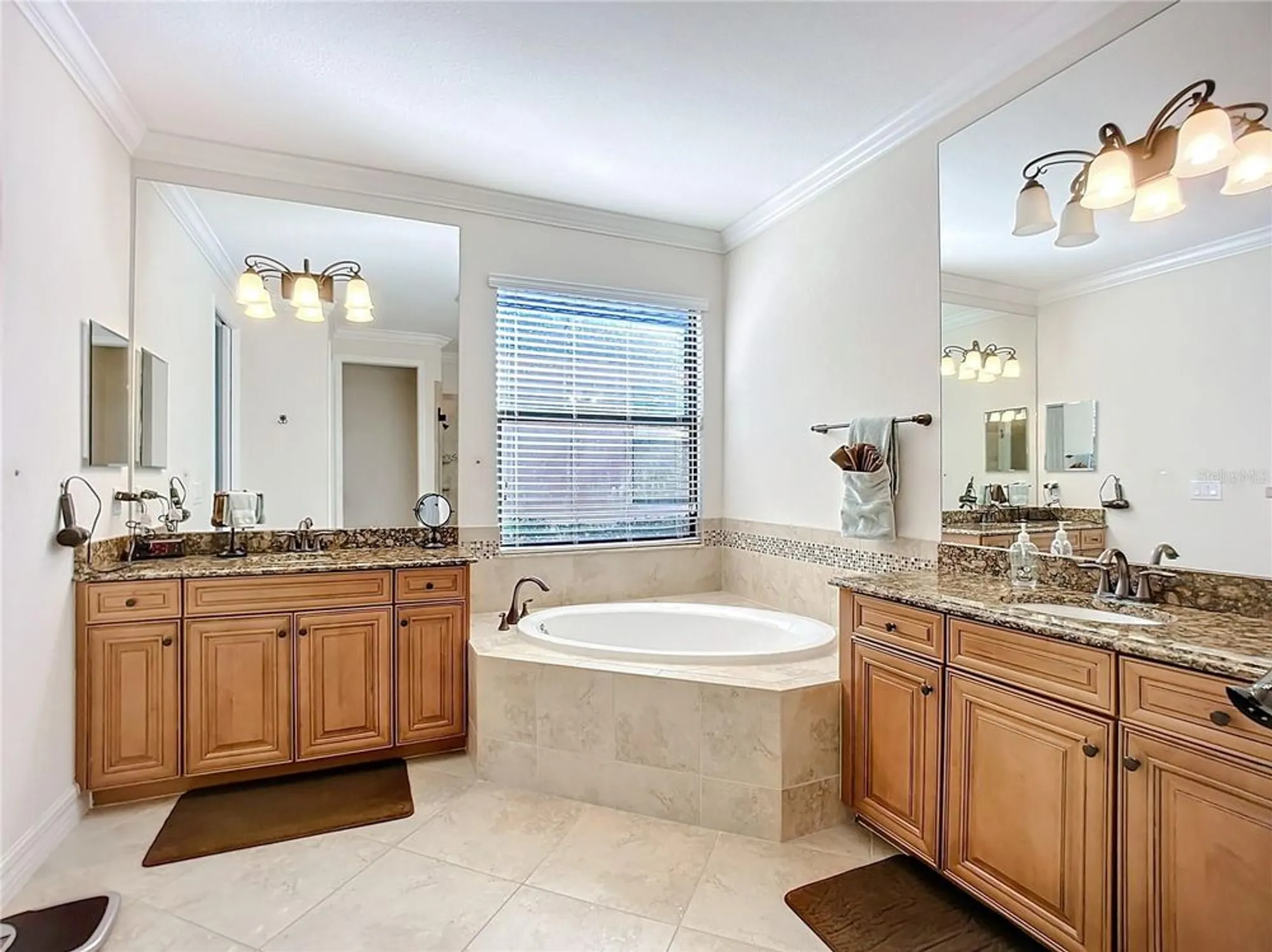 Property Slideshow image 32 of 61 | 2902 aviamar cir, Naples, FL, 34114