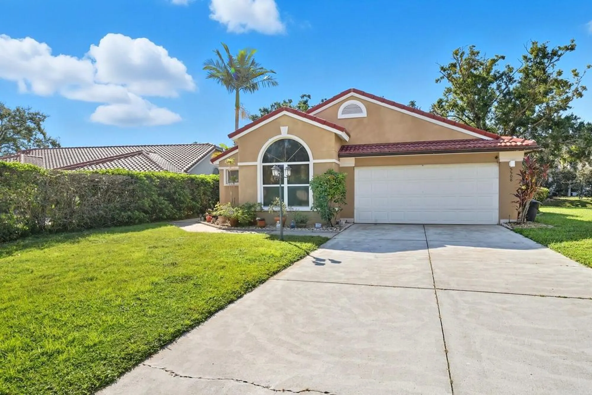 Property Slideshow image 3 of 50 | 5508 gardens dr, Sarasota, FL, 34243