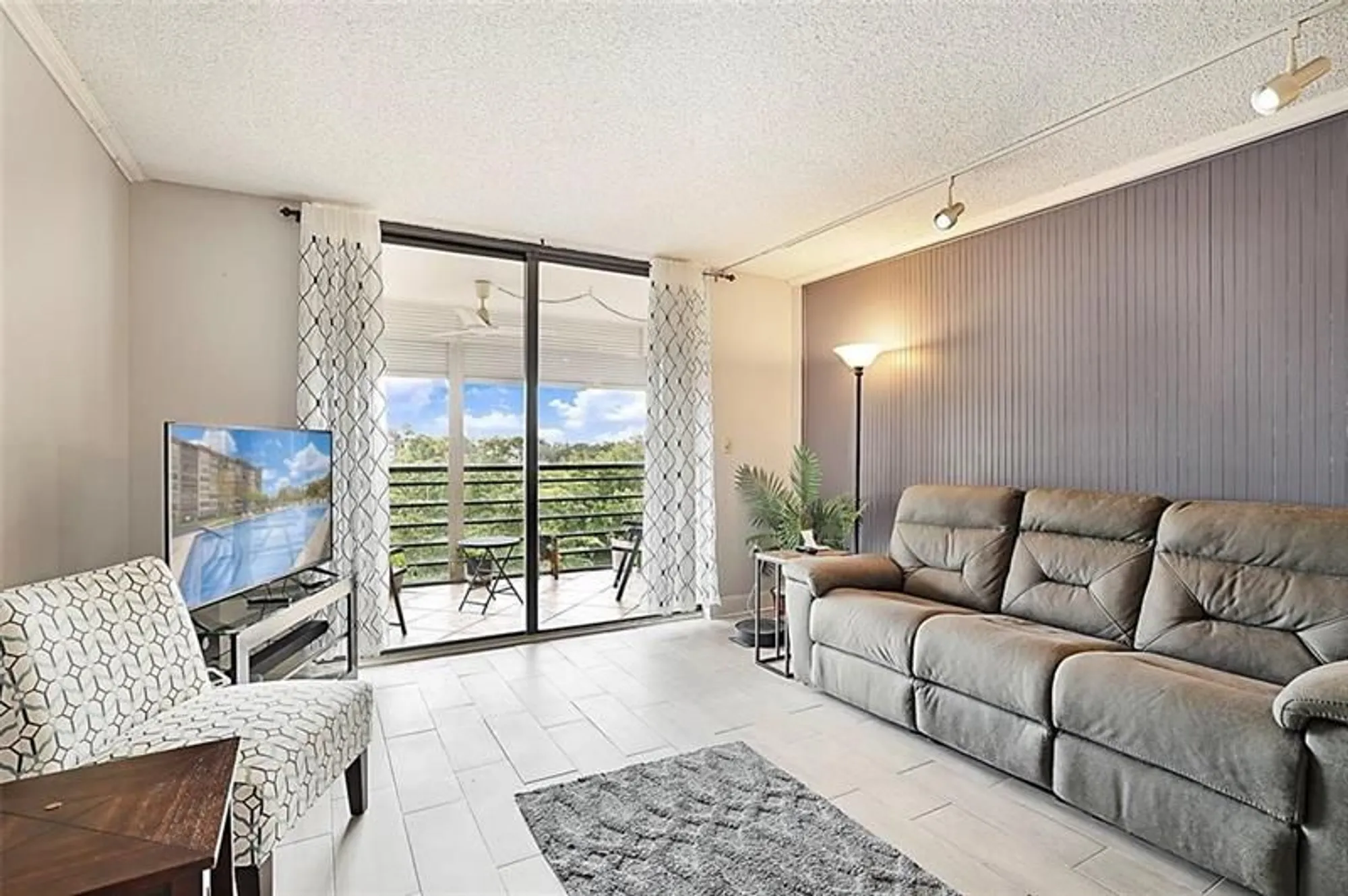 Property Slideshow image 4 of 26 | 1400 saint charles pl 616, Pembroke Pines, FL, 33026