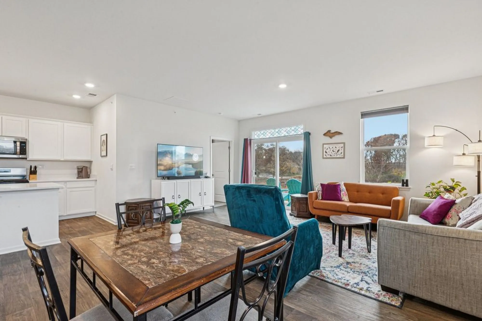 Property Slideshow image 7 of 48 | 952 darwin st, North Aurora, IL, 60542