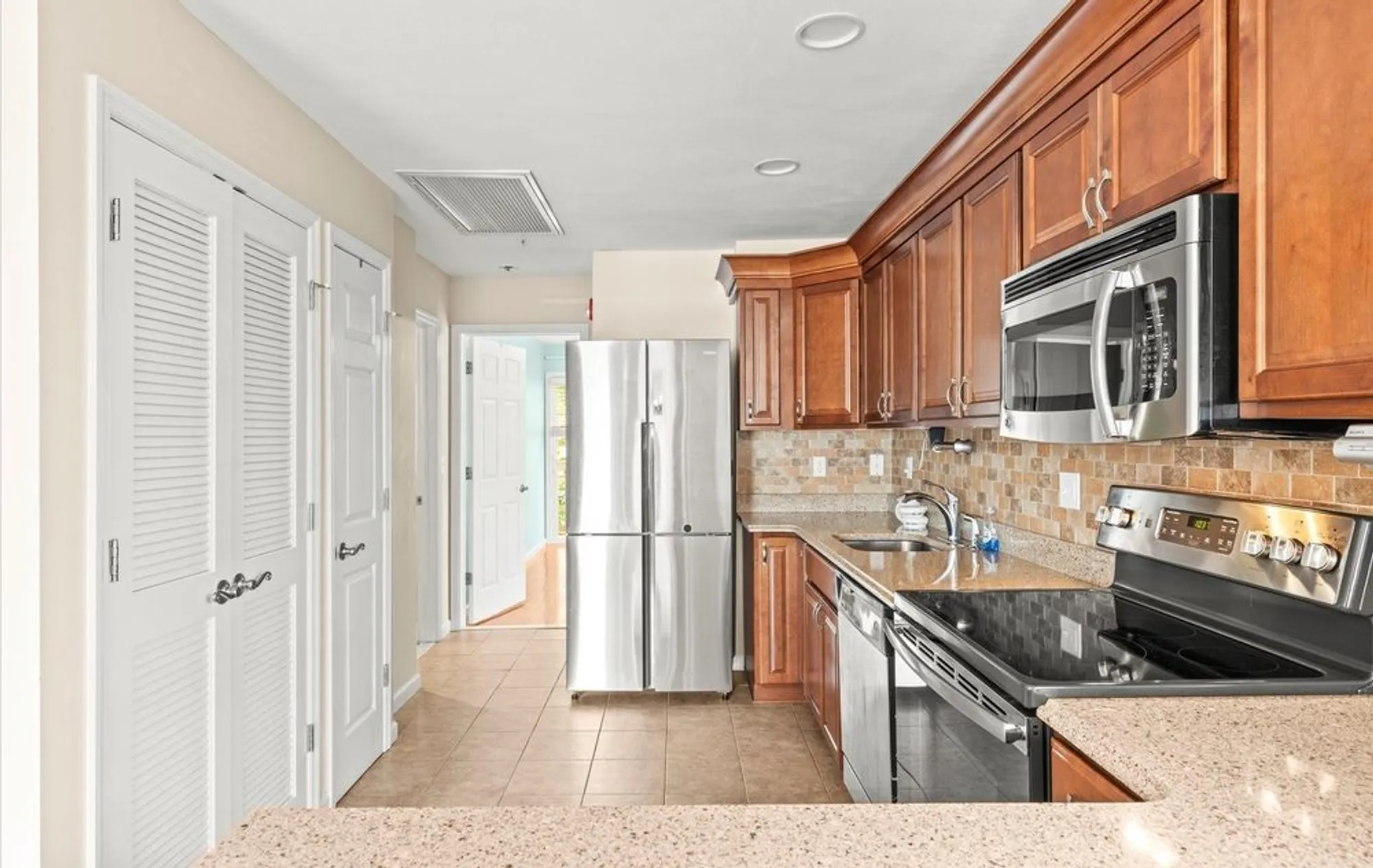 Property Slideshow image 9 of 20 | 1002 willow ln, Valley Stream, NY, 11580