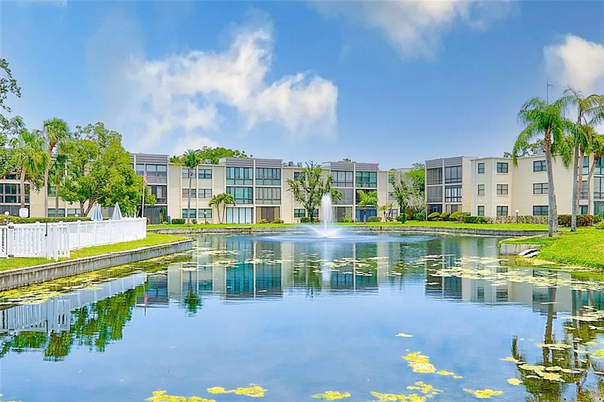 Property Slideshow image 1 of 35 | 14130 rosemary ln 4115, Largo, FL, 33774