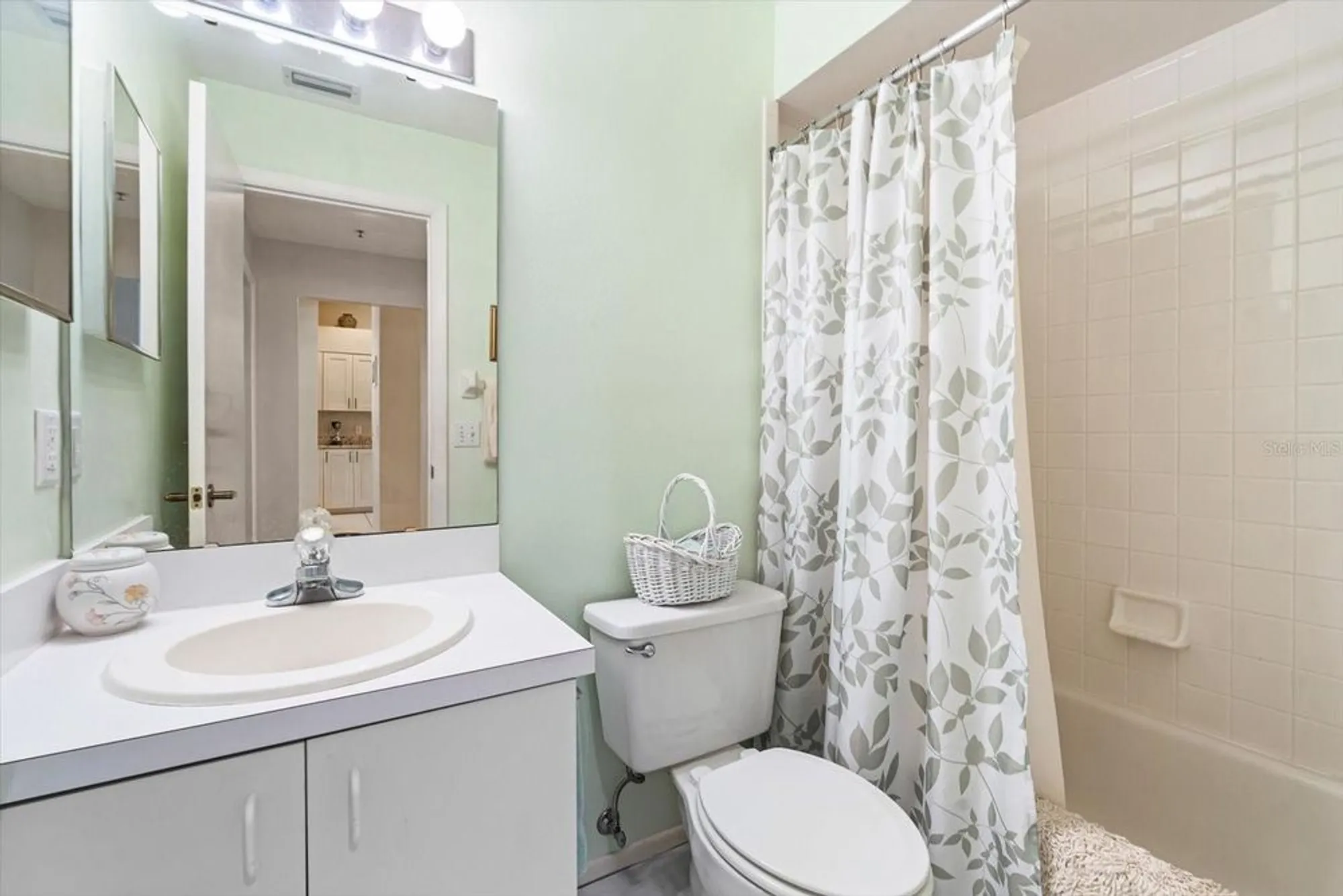 Property Slideshow image 19 of 67 | 6908 drewrys blf apt 711, Bradenton, FL, 34203