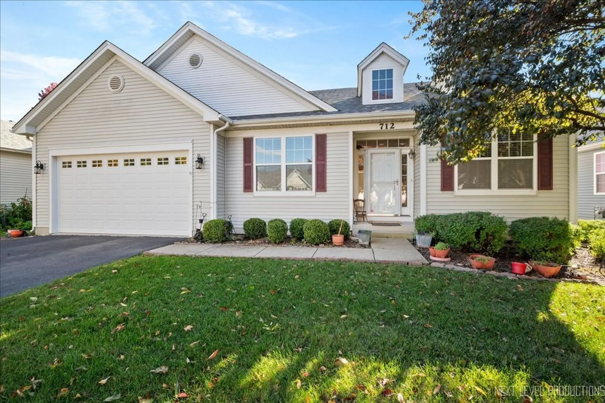 Property Slideshow image 2 of 29 | 712 bohannon cir, Oswego, IL, 60543