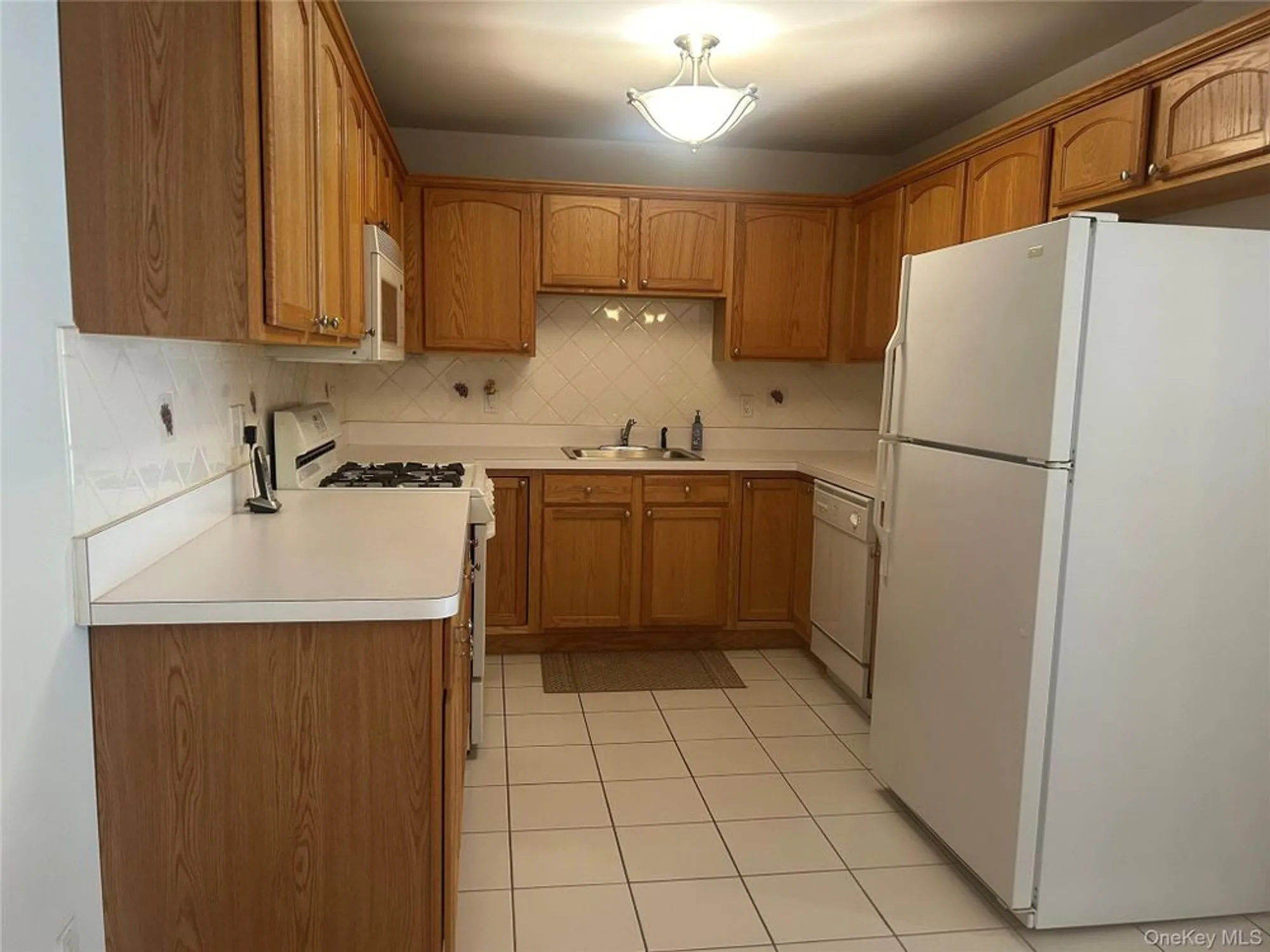 Property Slideshow image 2 of 11 | 1082 savoy dr, Melville, NY, 11747